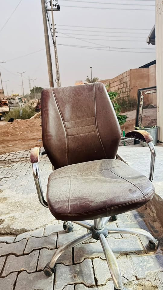 للبيع ابواب كامله مع الجرجوبه
ميز خشب تسكام 
كرسي مكتبي
***********

نص مكتوب في الصور:
- 90*205 سم
- 105*245 سم
- 90*60 سم