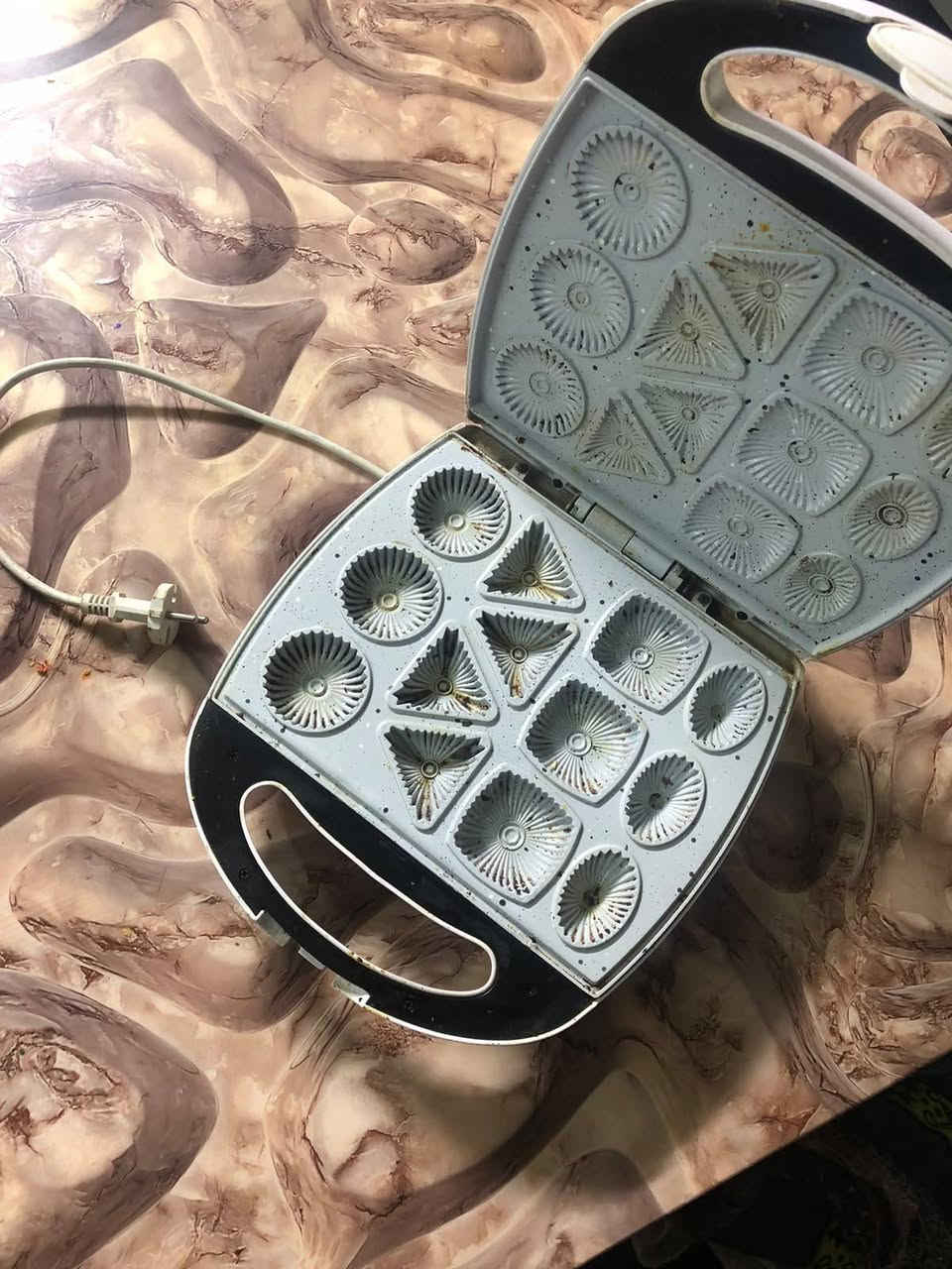 زولية ٣×٢ • تحتاج غسيل • جهاز كليجة نضيف