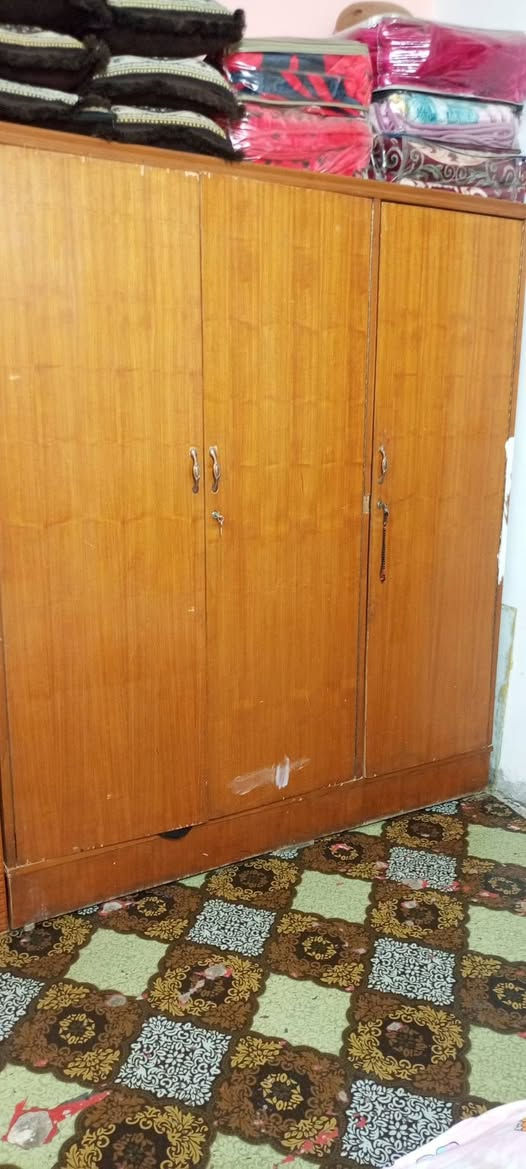 السلام عليكم غراض بيت كاملة للبيع مكاني العزيزيه شارع العام بين مشروع عويد ومشروع الهاشمي 
للتواصل ***********

