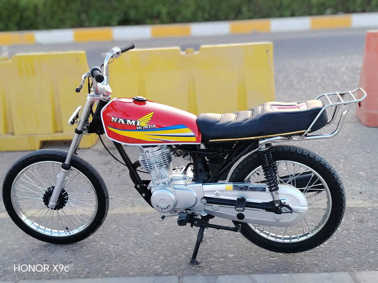 سلام عليكم دراجه البيع ما مفتوحه السعر 650 وبيها مجال قليل ***********واتساب

نص مكتوب في الصور:
- HONOR X9c