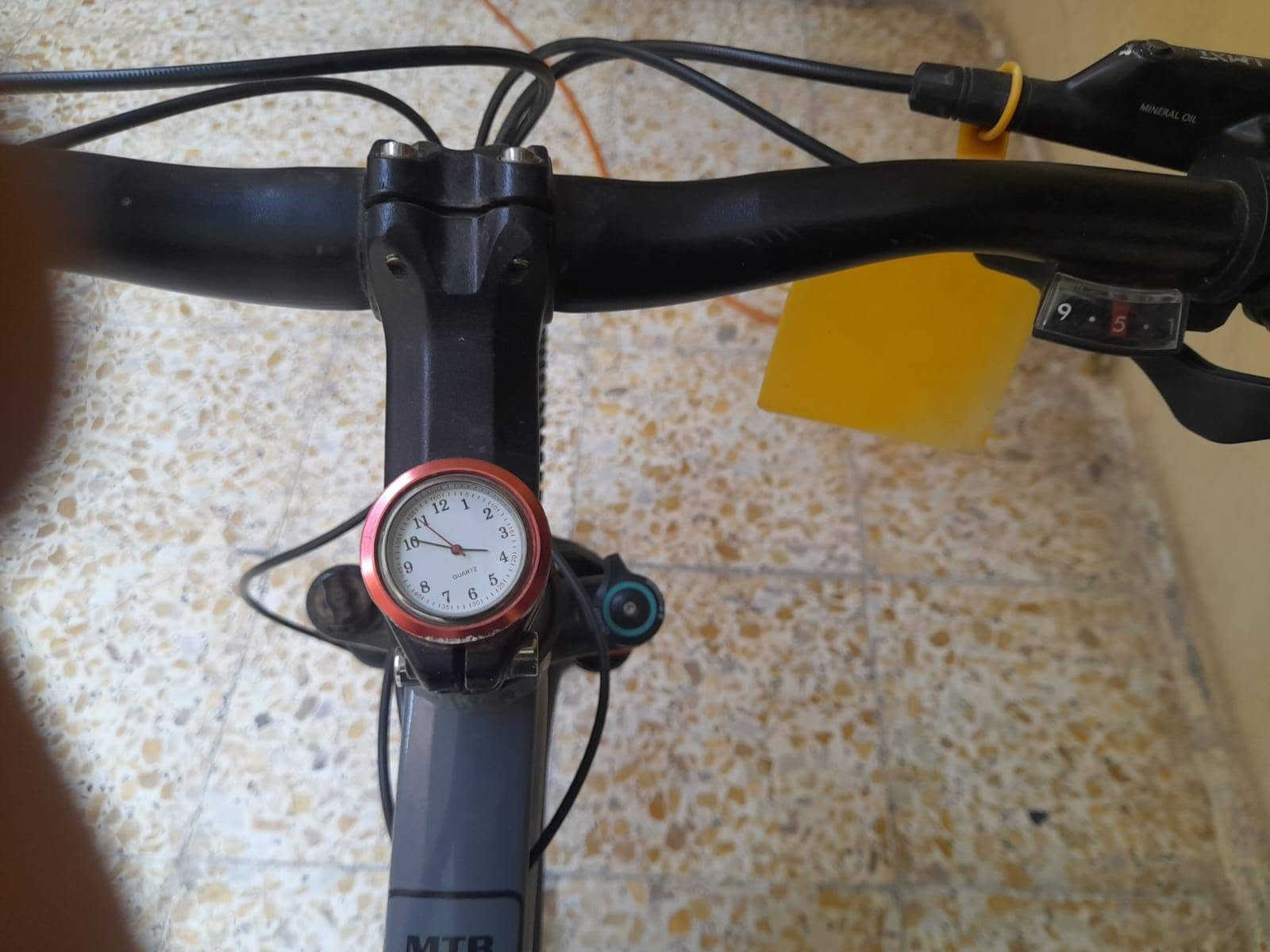 🚲 بايسكل جبلي للبيع 🚲
بايسكل جبلي حجم 27 إنج، ألمنيوم بالكامل حتى الصينية ألمنيوم.

🔹 بريكات دسكات هيدروليك لمس
🔹 الوايرات دفن
🔹 البطيخة ألمنيوم
🔹 خفيف ومرتب وشكله بسيط وحلو
🔹 مناسب للشارع والطلعات

💰 السعر 170 ألف
🤝 قابل للتفاوض ويا الجاد

📩 للاستفسار والتفاصيل راسلني خاص.
