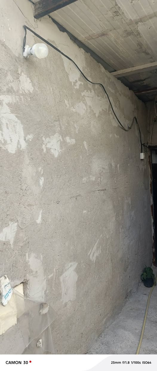 بيت منطقة الحسينية مال راشدية بلحواسم الي مقابيل بانزين خانة مسقط البيوت تصير خلف المحطة مال غاز يعني اول متفوت شارع الشاركة البيوت على اليسرةة
 البيت هوسة اغراض مطشرة يعني مال واحد يريد يشيل كدامكم غرفة ٤×٥ الاستقبال هم ٤×٥ وبي ترك هوسة ماصورتة بي غراض عرضة مترتين وعلى طول البيت و ايضا مطبخ كلشي وحمام ٣ في٣ وطرمة ٣ في ٣ جان هيكل واني رتبت بي شغلات ولبخت ذبيت بل ٣ ملاين علكد امكانيتي عليه امانة الله ورسولة 
البيت عارضة ب٧ ملاين واكدر ابيعة هوة وغراضة ماعدي مانع بدون غراض وهوة غراضة وتانكي ولشمعات وكلشي ابيع شكو بلبيت عادي وسهله وبي مجال البيت وهذه رقمي *********** بي وتساب
