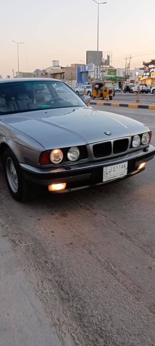 السلام عليكم  بي ام موديل 91 سلفر محرك وكير حاويه مفتوح  535 اوتو كشنات كهرباء شغالات اسلايت شغال بس ليفوك يرادله تنضيف تبريد ثلج ويه السويج مروحه عاصفه شادلهه انسه الحماوه والشحن والشلعه نقصهه دعاميه خلفيه والباقي كله شغال رقم بغداد مكانهه ميسان بسم صديقي يمي قواعد دبلات لا فطر ولا اخياس بيهه ولا صندوك بي اخياس السياره حلوه كيجات كهربائيات لايت زنون اصفر جديد بك لايت تخم جديد ماطورات والاذرع ماسحات مال حاويه بعده مشاده جديد ويل خليه تخم تاير. السعر 55 ورقه وبيهه مجال الشراي يتصل ***********
