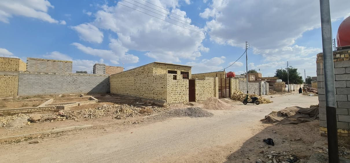 مقابيل حي الشرطه الجديد بناء حديث٠/ 2024 / مساحت البيت /250/ متر ثالث بيت عن الركن فرع بيت عويد المصاليخ البيت يتكون من غرفتين وصاله ومكعد مطبخ ديوانيه وحوش كبير يتسع ليسيارتين للتصال او الاستفسار/
*********** / ***********
