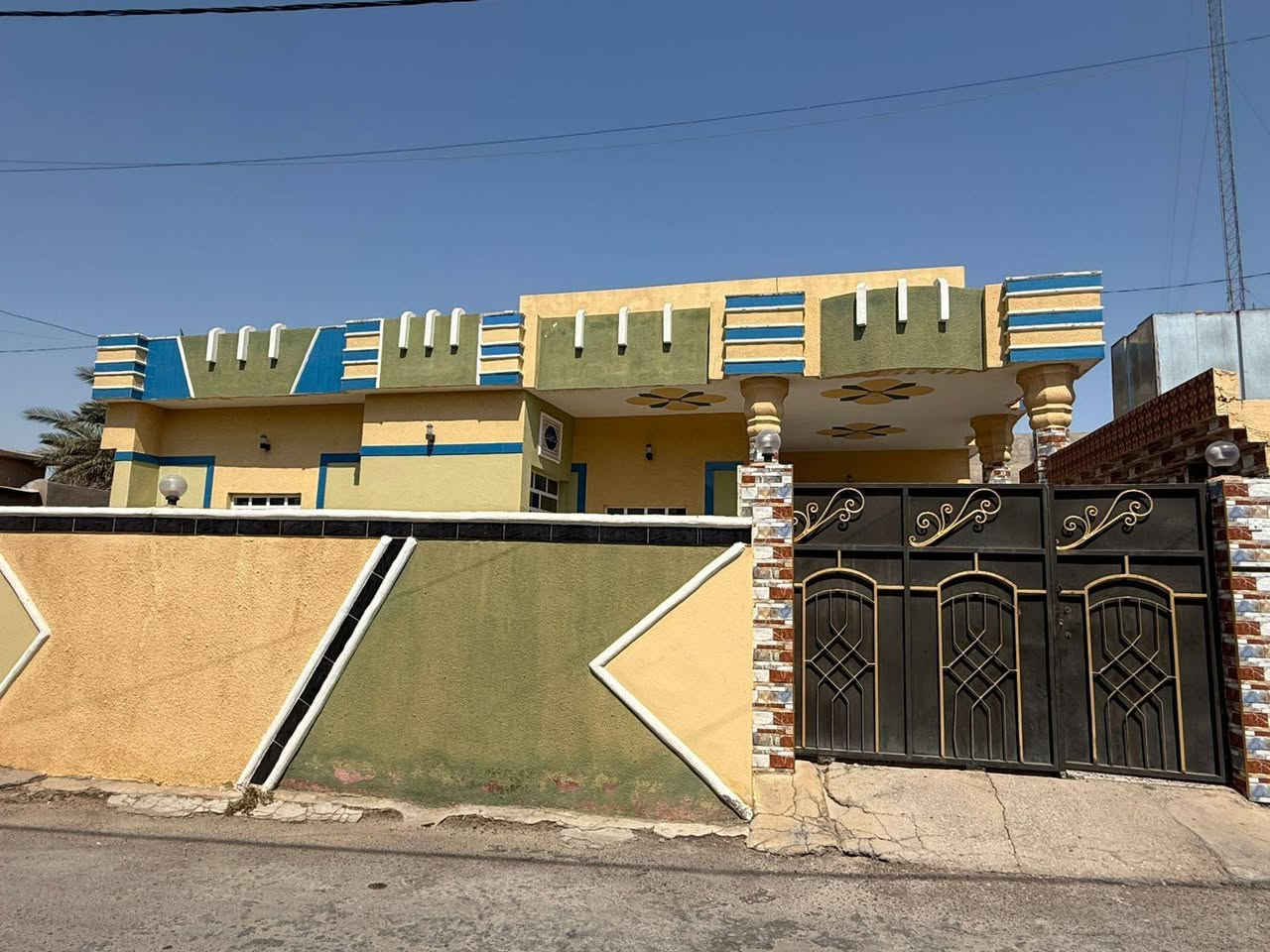 🏡 فرصة للبيع — بيت مميز وبسعر مناسب جداً 🔥

للبيع بيت مرتب ومناسب للسكن العائلي، موقع جيد ومساحة ممتازة، والبيت جاهز للبيع والاتفاق.

📐 المساحة: 410 م²
🏠 طابقين
🛏️ 6 غرف
🚗 مساحة مناسبة للسيارات
📄 طابو صرف — الأوراق والمستمسكات جاهزة
✅ جاهز لنقل الملكية وإكمال إجراءات البيع
🛣️ شارع بعرض 6 متر

💰 السعر: 150 مليون فقط وقابل للتفاوض للجادين.

🔥 سعر مناسب جداً مقارنة بالمساحة والمواصفات، والبيت يستاهل المعاينة على أرض الواقع.

📞 للاستفسار والتفاصيل والمعاينة:
***********

الجاد يتفضل، والبيت يبان أكثر بالمعاينة.
