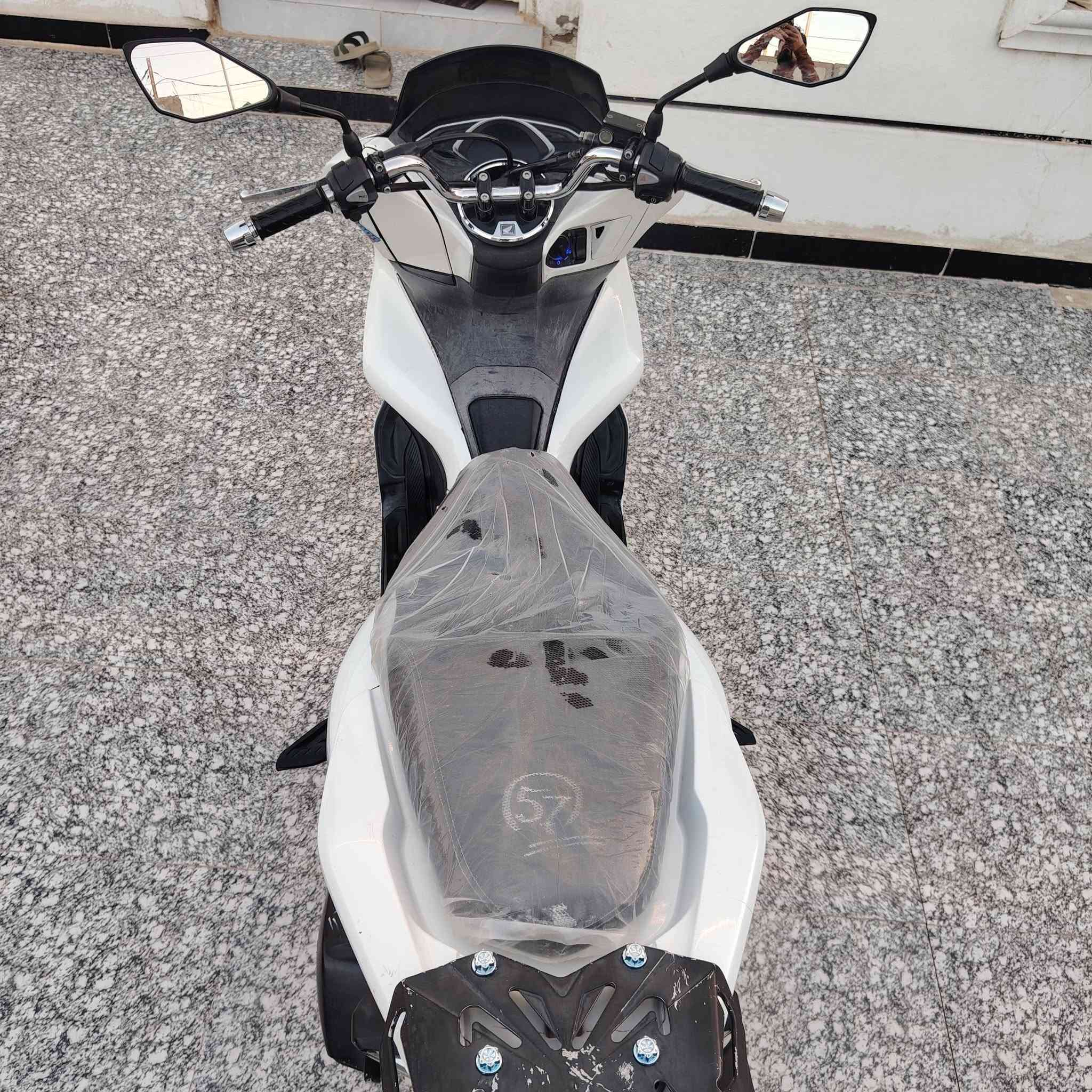 سلام عليكم.. PCX جيل ثالث  ياباني  JF  بصمه دكمتين عداد الكتروني  مكينه ما فتوح بيها برغي وكفرات بلاد  لون ابيظ صدفي  لسعر 17  ونص مكان واسط الموفقيه اتصال ***********
