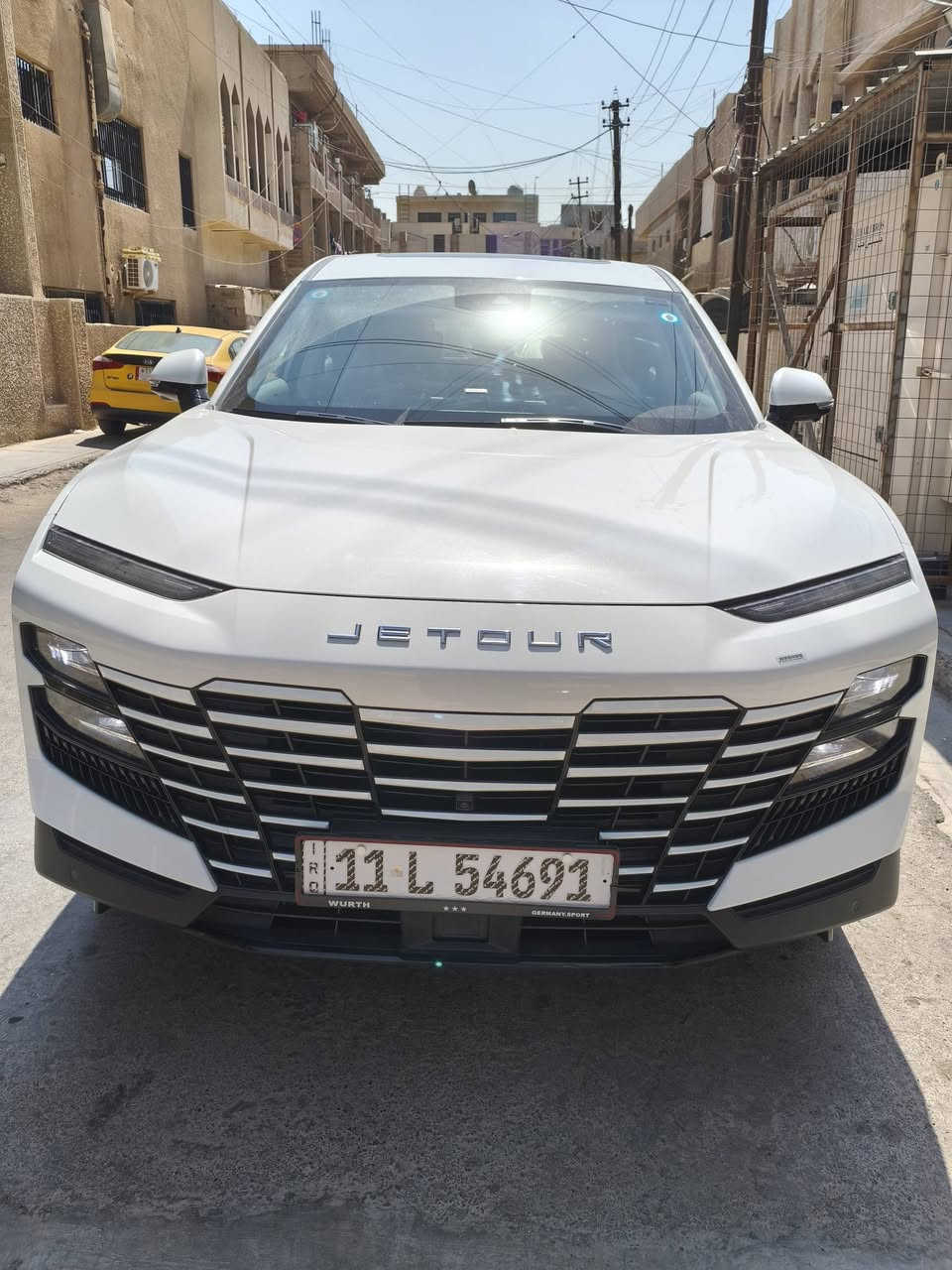 للبيع جيتور داشنك لكجري 24 فول فول لون ابيض 
اعلى مواصفات ١ ع ١ 
ماشية 8700 فقط.  الف كيلو  زيرو
مكفولة لا صبغ ولا بارد 
السعر 26  مليون وبيه مجال 
رقم بغداد الجديد بأسمي 
١٦٠٠ تيربو 
كير تعليك 
وكالة شركة هارلم
بصمتين موجودة وكل كتلوكات الشركة 
تبديل الدهن فقط بالشركة والباقي كلشي بلادي 
‏Dashing 1.6L Luxury جيتور
الموديل: 2025
المحرك: 4 أسطوانات L1.6 تيربو 197 حصان حقن مباشر ناقل الحركة: DCT اوتوماتيكي من 7 سرعات العداد: 17 الف كيلو
استهلاك الوقود: 7.7 لتر لكل 100 كم
المواصفات
* إطارات قياس 20 إنج
*   فتحة سقف بانوراما
*   مقصورة الركاب من الجلد الفاخر
*   مقعد السائق والراكب كهربائية
*   مقعد السائق مع ذاكرة لحفظ وضعيات الجلوس
*   مقعد السائق مبرد ومدفاء
*   مقعد الراكب مبرد ومدفاء
*   كاميرات محيطية 540 درجة
1 * شاشة التحكم بقياس 15.6إنج
*   * شاشة القيادة بقياس 8 إنج
*  نظام ابل كاربلاي واندرويد اوتو
*   نظام أوامر وتحكم صوتي
*   نظام صوتي 8 سماعات من 
*   رادار تفاعلي
*   تحذير مغادرة المسار
*   نظام القيادة شبه الذاتية
*   نقطة عمياء
*   نظام تحذير الاصطدام الامامي والخلفي
*   إنارة محيطية
*   إنارة ترحيبية
*   المرايا الجانبية قابلة للطي كهربائياً
*   شاحن هاتف لاسلكي سريع
*   خاصية إغلاق الشبابيك وفتحة السقف عن بعد
*   مصابيح أمامية أوتوماتيكية زينون مع مصابيح نهارية LED
*  التكيف التلقائي مع الضوء القريب والبعيد
*   مسند الذراع الوسطي مع ثلاجة
*   دخول ذكي (بصمة)
*   تشغيل عن بعد
*   صندوق كهربائي
*   نظام الفرامل اليدوية الاوتوماتيكي Autohold
*   وضعيات قيادة متعددة
*  6 وسائد هوائية
*   موسيقى ترحيبية
*   عتبات الأبواب مضيئة
*   نظام تنقية الهواء مع شاشة لعرض البيئة الخارجية
*   حساس للمطر
* للتواصل عالرقم وموجود واتساب 
* 
مكان السيارة بغداد

***********
