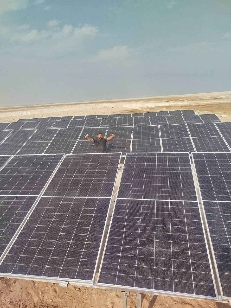 ☀️ تم بحمد الله إنجاز مشروع طاقة شمسية زراعي ☀️
📍 السماوة – منطقة أبو غار
⚡ مكونات المشروع:
🔹 60 لوح شمسي LONGi 615 واط
🔹 إنفيرتر بقدرة 37kW
🔹 قواعد حديد مغلفن ومصممة لتحمل الظروف الجوية
🔹 بورد حماية متكامل
🔹 فيوزات حماية للمنظومة
🔹 أوزليتر الألواح لضمان الحماية والتنظيم
🔹 أسلاك وكابلات مخصصة لأنظمة الطاقة الشمسية
🛠️ تنفيذ متكامل – تجهيز وتركيب وفق أسس فنية – اهتمام بالتفاصيل من أول خطوة إلى التشغيل.
☀️ مكتب ذوالفقار للطاقة الشمسية
جودة بالتجهيز… دقة بالتنفيذ… وثقة بالعمل
📍 ذي قار / قضاء الرفاعي / شارع سايلو / مقابل مستشفى علي الزهيري
📞 ***********
📞 ***********
