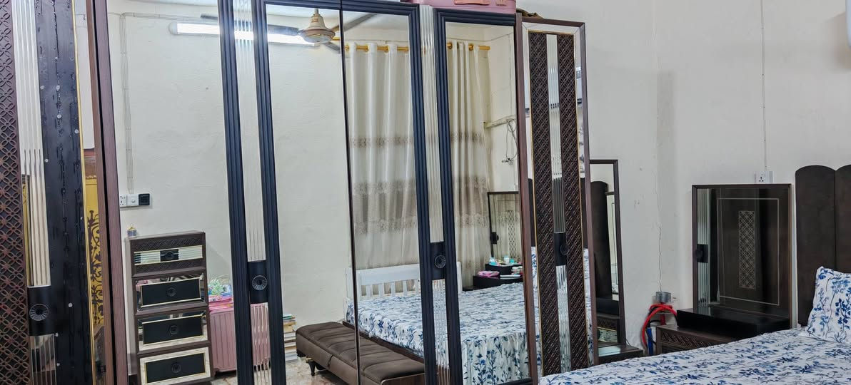 السلام عليكم ورحمة الله غرفة تركي قوية ٩ قطع بيه ضرر بسيط عارضها ب٩٠٠ الف وهذه صورها 👇👇 
هذا رقمي ***********
