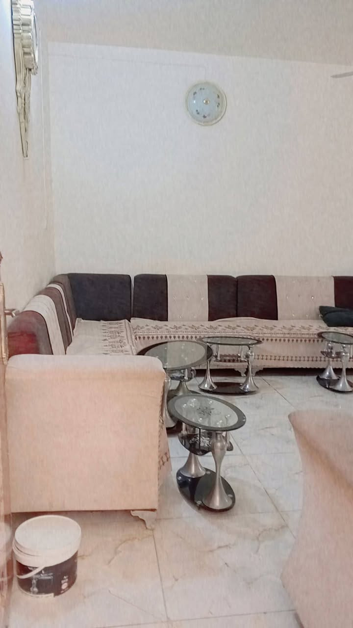 يا الله 
بيع للبيع بيع مستعجل مساحة 270م 
غرفتين وصالة واستقبال وكراج وحمامات داخلية وخارجية  سعر 70وبي مجال الي مو شراي لا يتصل للاتصال او الاستفسار واتساب ***********
@إشارة
