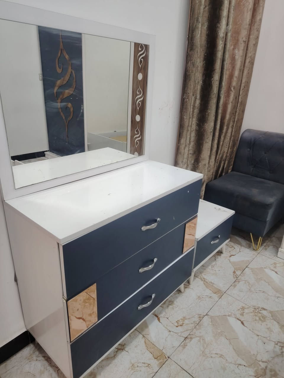 *للبيع غرفة نوم 5قطع مستعملة*

المكونات: كنتور بابين سلايد (باب مراية) + سرير نفرين + ميز مرايا 3 جرارات + كومدي.

العنوان: بغداد / العامرية - حي حطين قرب نفق الشرطة
الحالة: الكنتور والميز نظاف، قاعدة السرير مكسورة تحتاج تصليح بسيط موضحة بالصور.
السعر: *275 الف وبي مجال*
التواصل واتساب: *********** 
رصيد***********

