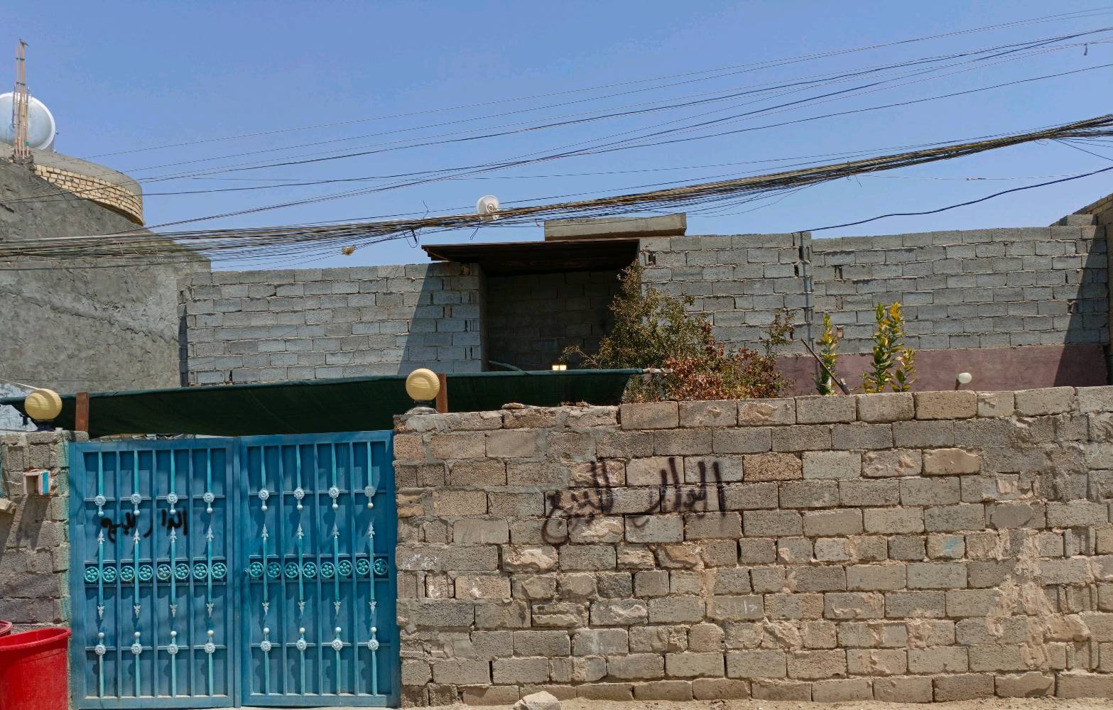 دار للبيع 🏠
 في حي الرسالة 
في منطقة العرصة
 قرب مدرسة الخليل 🏫
مساحة 280م 
طابق واحد مكون من: 2غرفتين نوم +استقبال +صالة +مطبخ +حمامات داخلية +صحيات خارجية +مناور +كراج سيارة كبير +حديقة كبيرة 
السعر: 67 مليون وبي مجال 
للاستفسار على الرقم 
***********
