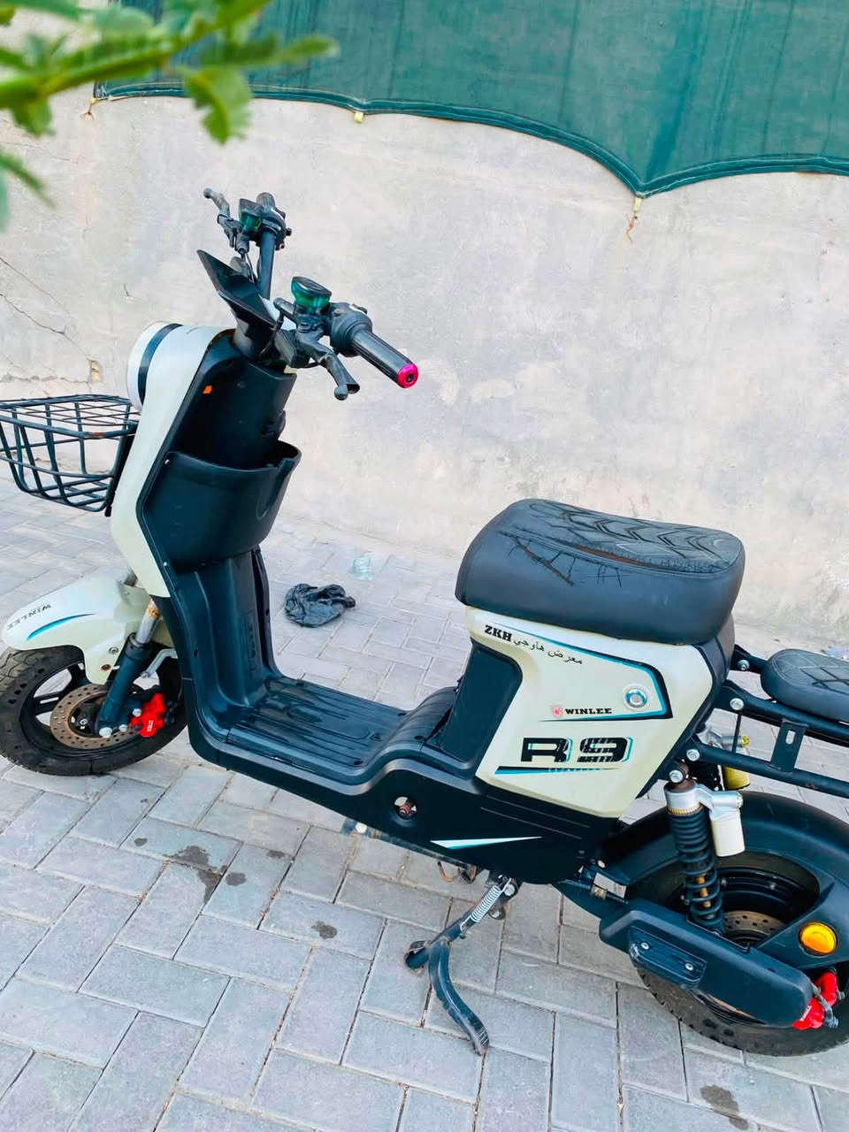 سلام عليكم ورحمة الله وبركاته دراجه شحن R9 2024 اخت جديده شوف صوره كدام عينك بس بطاريت رادله سعر ٣٠٠ وبيه مجال مكان البصره القبله  *********** ناا مكلف بل نشره
