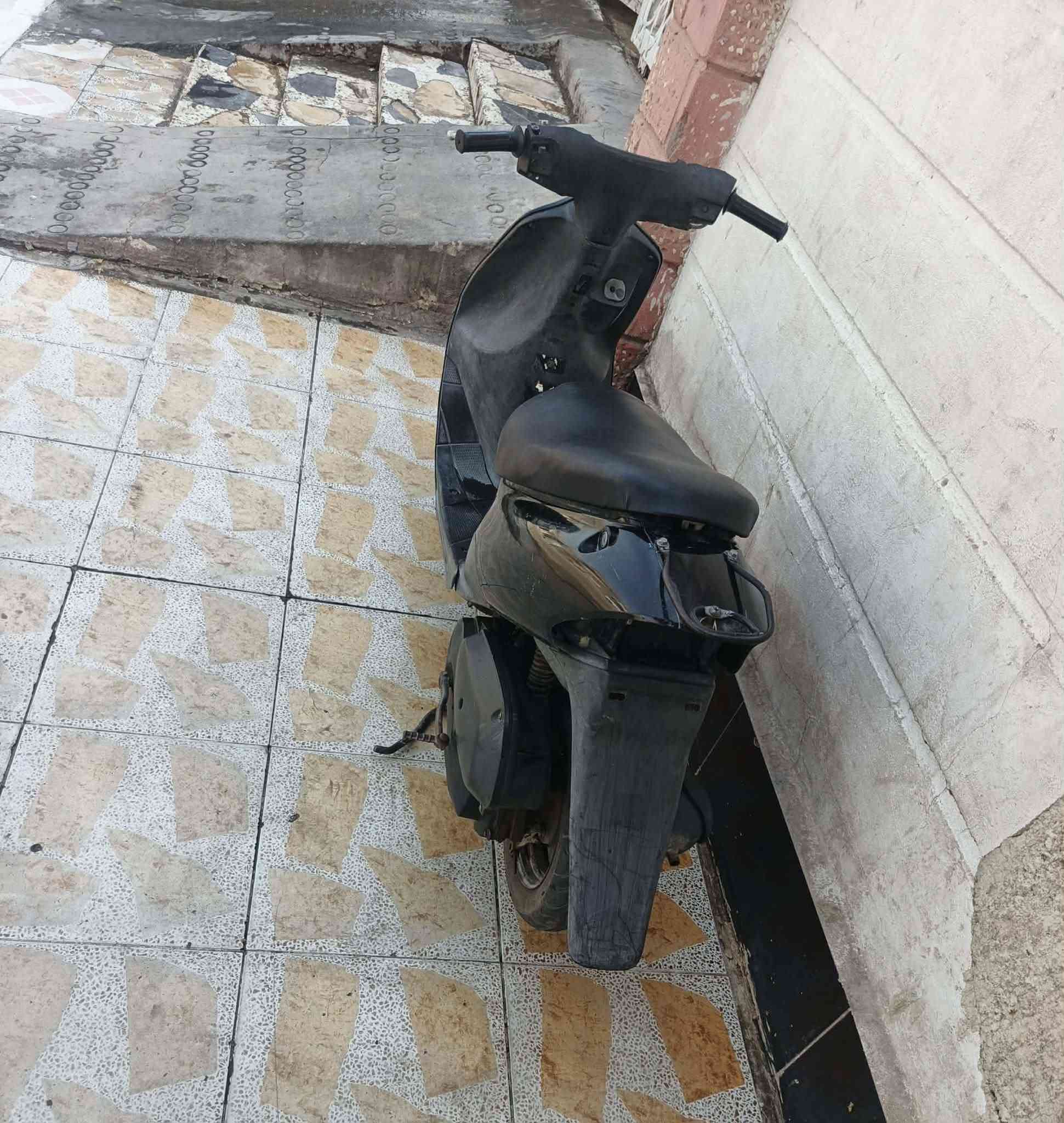 دراجة ساسوكي رياضي للبيع دراجة جاهزة ماعوزهة شي شلعة ومعدل شغل ووطلع مكينة خرسة السعر 150وبيهة مجال ***********
