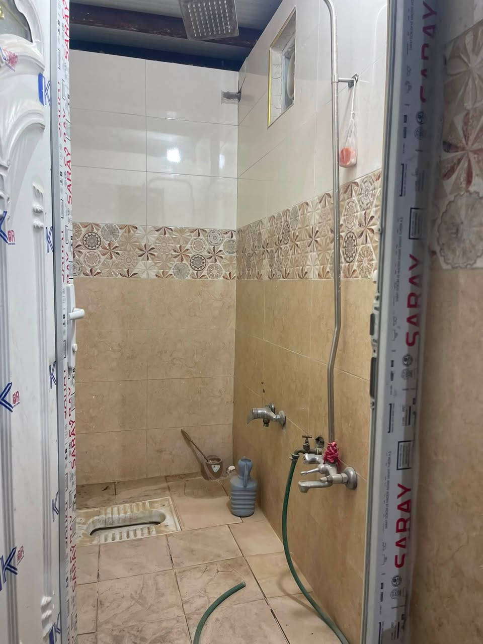 دار ايجار مساحتة 100 متريحتوي (كراج/استقبال/مطباخ/غرفة نوم) الطابق دراج معزول خارجي (سطح غرفتين نوم) سعرة (550) موقع نهايت حى اور خلف جامع امام الحسين (ع)اتصال (***********/***********)مرجعت مكتب ابوخالد الكلابي
مكتب الحاج أبوخالد الكلابي للعقار@
