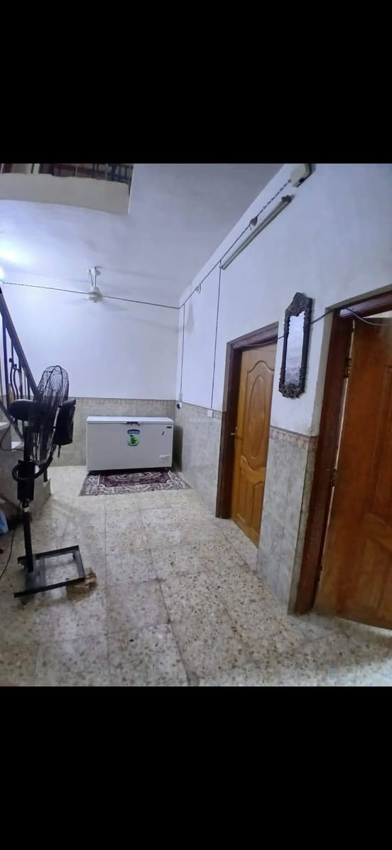 ياالله اللهم صل على محمد وعلى اله محمد 
دار للبيع مساحه 100طابو زراعي سند 25بيت طابقين يحتوي الطابق الارضي على غرفه النوم واستقبال وصاله ومطبخ ومنور وصحيات وطابق ثاني غرفتين العنوان طويريج شارع 40خلف حي الصناعي قرب المدرسه 
.. للاستفسار الاتصال ***********
