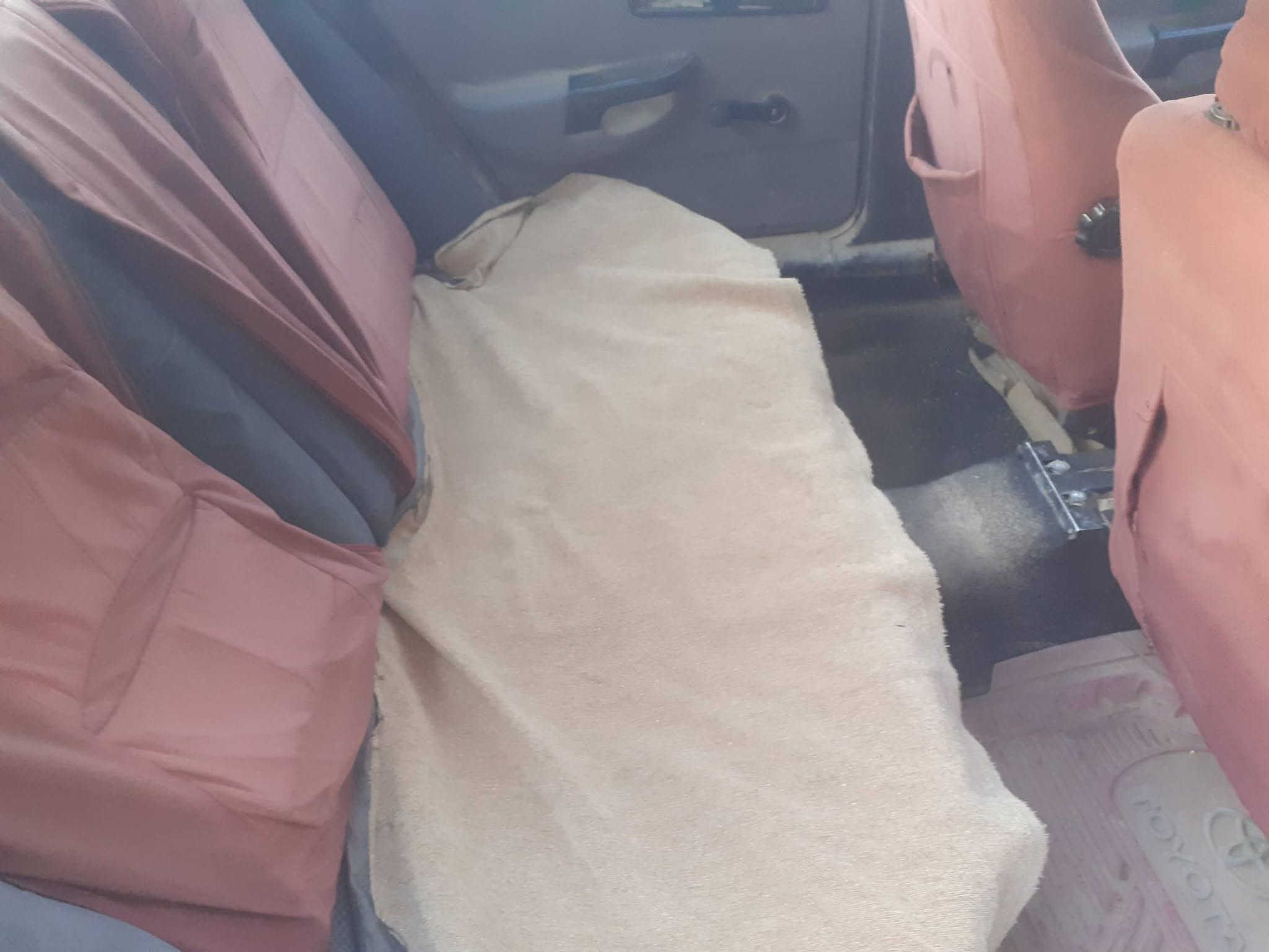 السلام عليكم سياره فورد سيرو حجم 20 البيع رقم اخضر سنويه بيضه صاحبه مسافر ويل كب اصلي زوج تايرات جدي
 د محرك جمل السعر ٤ ورقات
 علما السياره شغاله نكره سلف جاهزه
الاتصال عل رقم ***********
