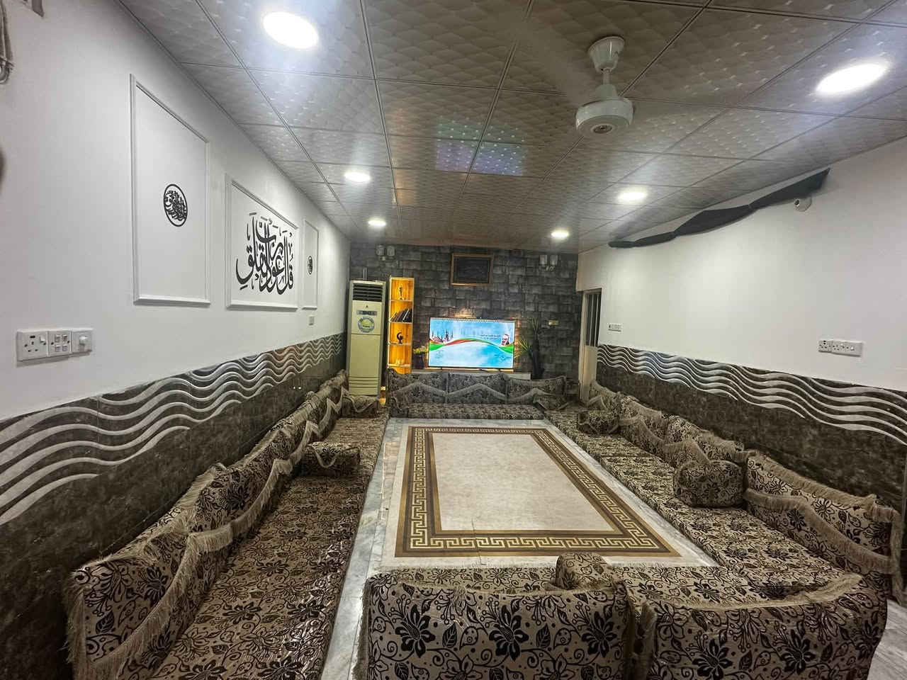 ديوان • ٧ مقاعد • طول ١٤م