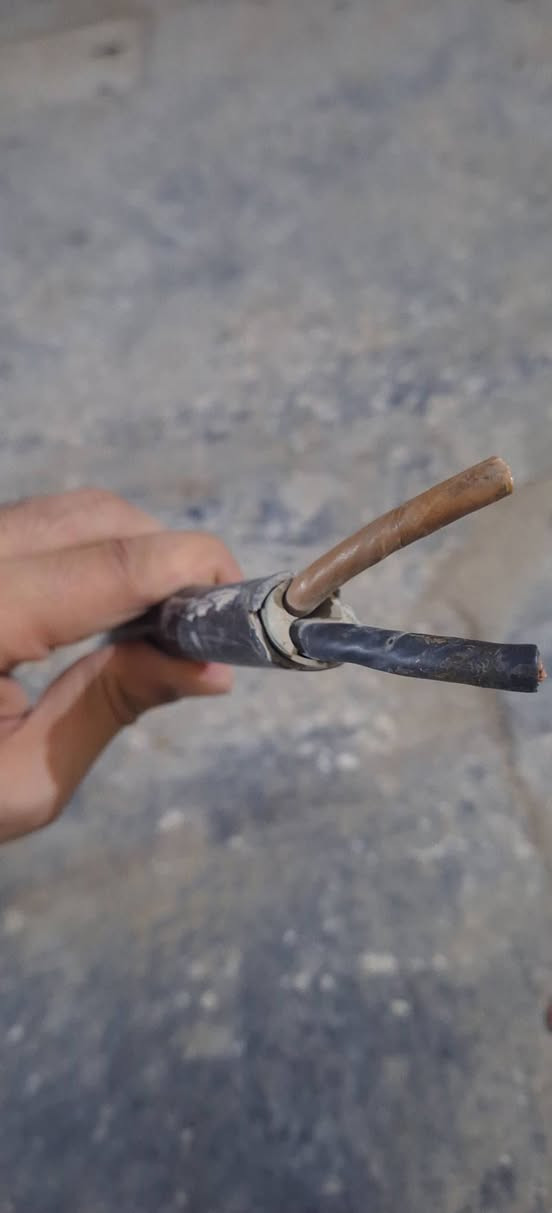السلام عليكم 
للبيع كيبل اصلي دبل عازل نحاس حجم 2×16 قياس 7 متر سعره ٧٥ الف 
***********
كربلاء حي العامل
