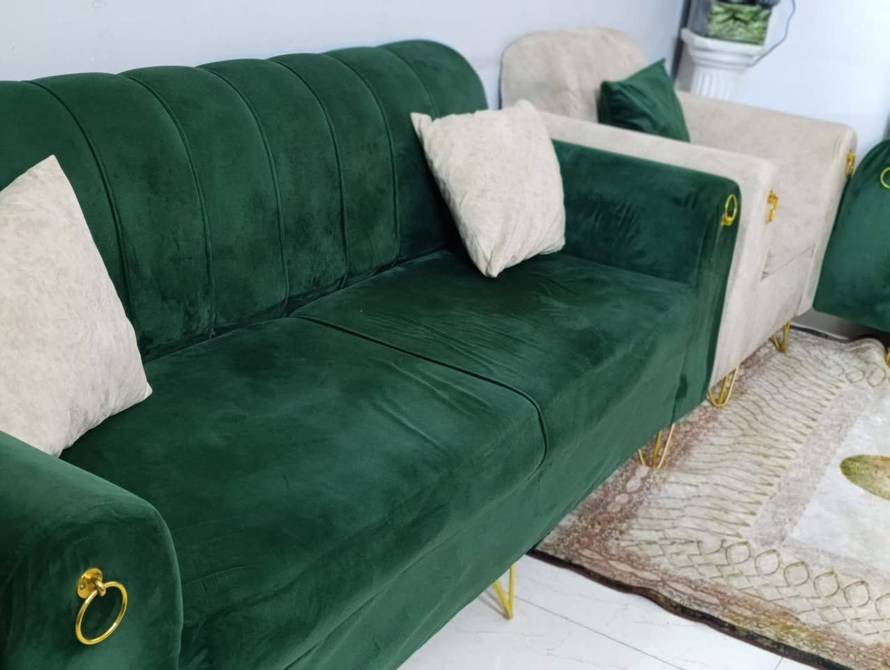 عندي تخم ٧ مقاعد مستعمل استعمال بسيط بعده جديد كلش محافظه عليه نظافه ٩٠٪ و الاسفنج و القماش ممتازات أريده ٣٠٠ الف وبي مجال تواصل على هذا رقم *********** مكاني الدورة

