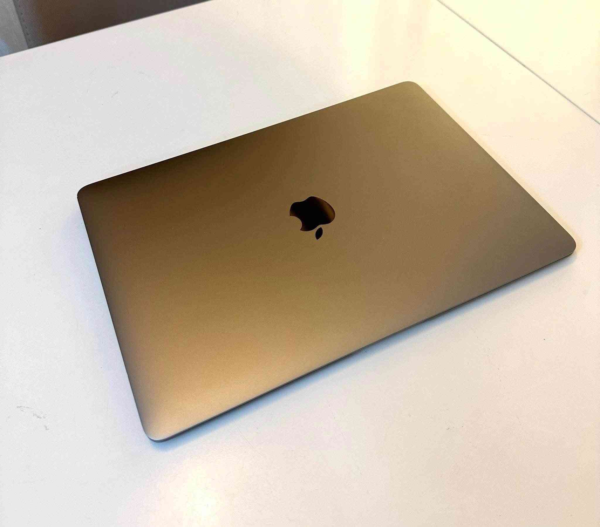MacBook AIR "13" (2019)
Process : Core i5

Ram : 8 GB 2133MHz

Hard : 128 GB Flash storage SSD

Graphic: Intel UHD Graphics 617

Version: Late 2019

Screen: Retina screen 

Features: Touch ID

Ports : 2 port type-C

Keyboards: Arabic

Color: space gray 

Battery: 262 cycle count

 + HUB + leather bag

السعر ٦٥٠ الف وبيها مجال

*********** واتساب واتصل

نص مكتوب في الصور:
- MacBook Air Processor 1.6 GHz Dual-Core Intel Core i5 Graphics Intel UHD Graphics 617 1536 MB Memory 8 GB 2133 MHz LPDDR3 Serial number FVFZCCM9LYWG macOS Ventura 13.5.1 More Info... Regulatory Certification TM and (C) 1983-2023 Apple Inc. All Rights Reserved.