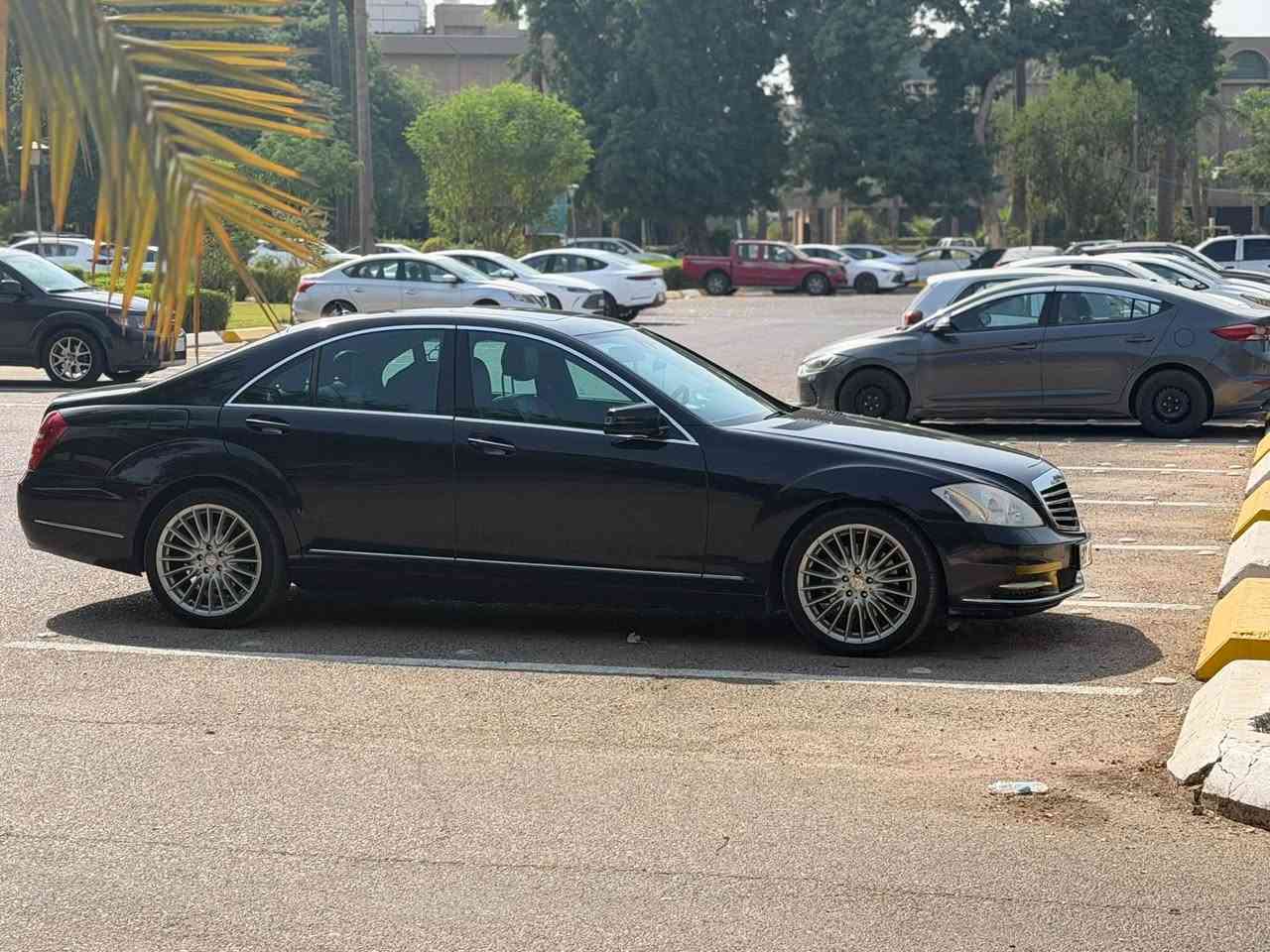 🚘 مرسيدس S350 | موديل 2009 محدث 2013

✨ للبيع – بغداد

المواصفات والتجهيزات:
• محرك 6 سلندر 3500cc – الحجم المرغوب
• كير أوتوماتيك
• تعليق وجكات هوائية
• سلايد روف – 3 وضعيات
• تبريد 3 قطع
• سايد بريك بصمة
• تلفون + ماوس تحكم
• CD Changer – 6 أقراص
• بردات كهربائية – 5 قطع
• مقاعد كهربائية: تدفئة + تبريد + مساج + قاصّة + Memory
• داخلية جلد أسود مع تطعيم صاج
• أبواب وجنطة شفط
• مري شفط وقلّاب
• تعتيم ليلي
• إشارات زراك لايت
• لايت زينون داينمك
• تجاوي كهرباء
• مرايا داخلية وجانبية عاكسة للضوء
• جوستكات قيادة بالستيرن
• نظام سماعات Full Stereo
• GPS
• حساسات أمامية وخلفية
• إنارة داخلية متغيرة للدشبول
• تايرات Dunlop
• بطارية جديدة
• صدر جديد
• وبعدها مواصفات وتجهيزات إضافية كثيرة

المعلومات:
📍 رقم أربيل – تحويل مباشر أو وكالة
🎨 اللون: أسود
🔧 الحادث: فقط هلال جامِلَغ خلفي (خلف السائق)
📍 مكان السيارة: بغداد
***********

