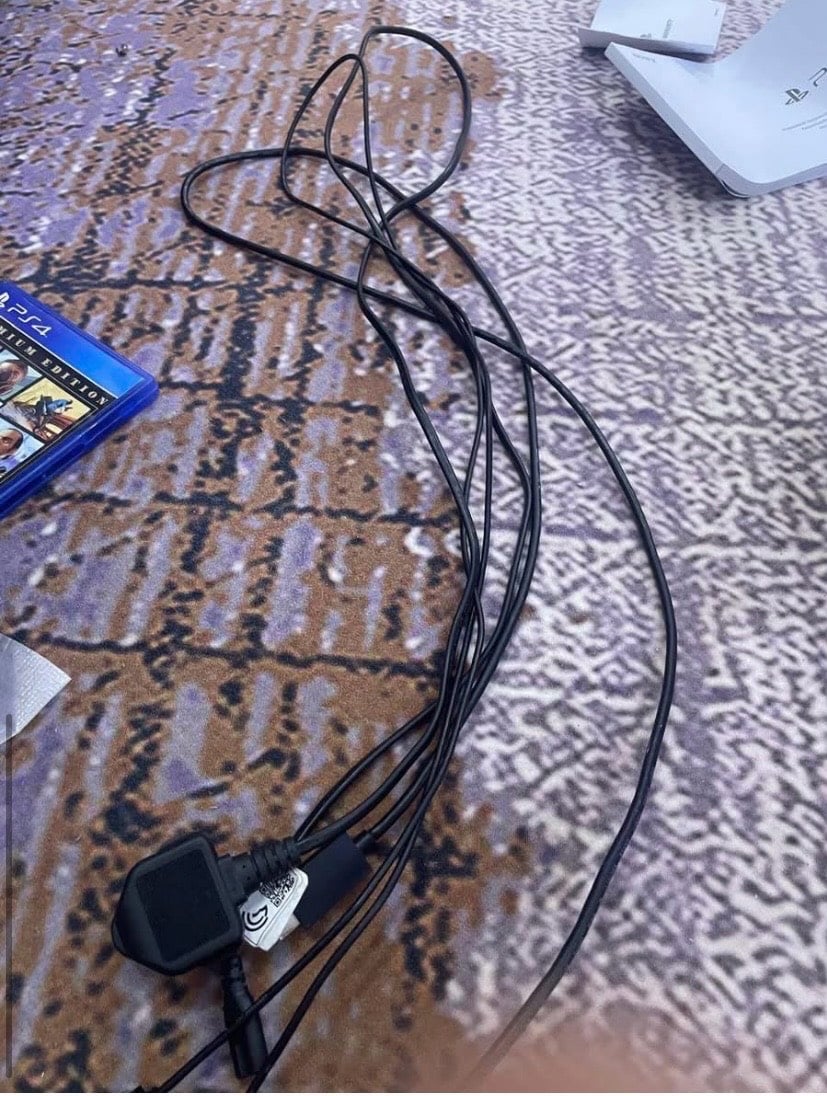 للبيع 
بلي ٥ سلم نظيف وما مصلح وما مفتوح والجوستك الأصليه وقرص جي تي اي ٥ وحساب إماراتي بي  ٥ العاب السعر ٧50