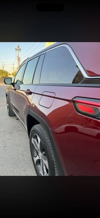 الأداء: محرك 2.0L توربو هايبرد (4xe) بقوة 375 حصان، دفع رباعي، جير 8 س...