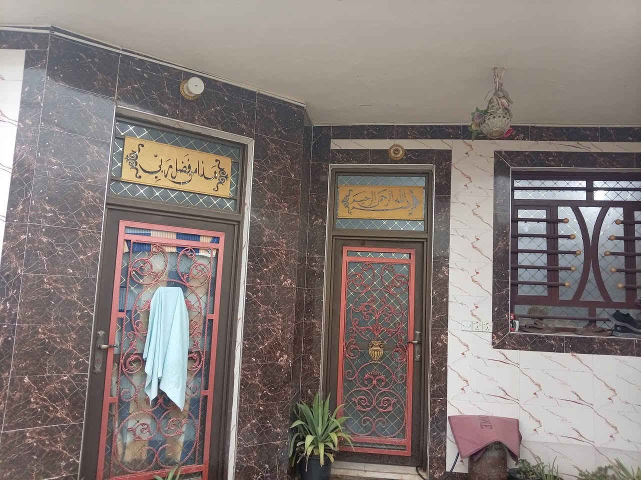 سلام عليكم شباب بيت للبيع
 يقع البيت في الزراعي قريب عله  شارع الفرت
سند ٢٥
المساحه ١٦٥
سعره ٩٠ بي مجال
الاستفسار عل رقم اكثر***********
