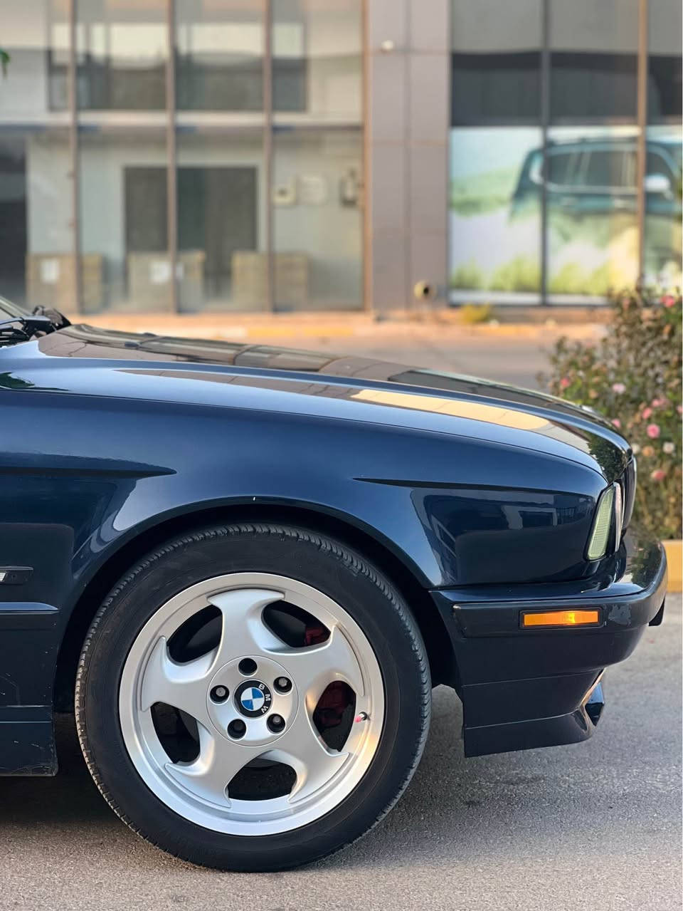BMW525i
 مۆدیلی ١٩٩٣ گێڕ عادی 
رەقەم سلیمانی تا ٢٠٣٠ تازەیە 
سەیارەکە رەنگی نیلی تۆخە (دارک بلوو )
عام بۆیاخە بۆ جوانی بە بی دەعمو ساردە کوتو چەکوش یەک پارچەی نەگۆراوە هەمو گیانی لە سەر بیلادی خۆیەتی کوشنی بیلادی خۆیەتی جلدە سەخفی شاموایە یەک تاقم ویلی M5 ی بۆ بەسراوە شوختی نیە لایت دەبل نەو زەربی ناو رەشە گێرو مەکینەی ئەروپی لۆکی بۆ بەسراوە بە شەرتی ئەوەی ناو مەکینە سپی بیت وەک سفر بە شەرتی قوەت هەمو کارەبای بە شەرت تەجیلئ ئەلپاینم بۆ بەستوە ئەروپئ ئیم پی فایەرم بۆ بەستوە هەموی مەزبوت هەمو خەلەکان ئەنوسریت لە سەر شاشەکە تەبریدی بە شەرت مەزبوتە  بیلاد پەردەیە جامی دواوە هەمو مواسەفاتەکانی ئیش ئەکات یەک مەسرەفی تیا نیە هەمو سێرفز کراوە هیچی پێویست نیە سەیارەکە لە نزیک بازیانە. داوای ٧٨ گەلاو معامەلەی لی ئەکەم هەمو گیانی بە شەرت ئەدەم 
*********** السليمانية, العراق
