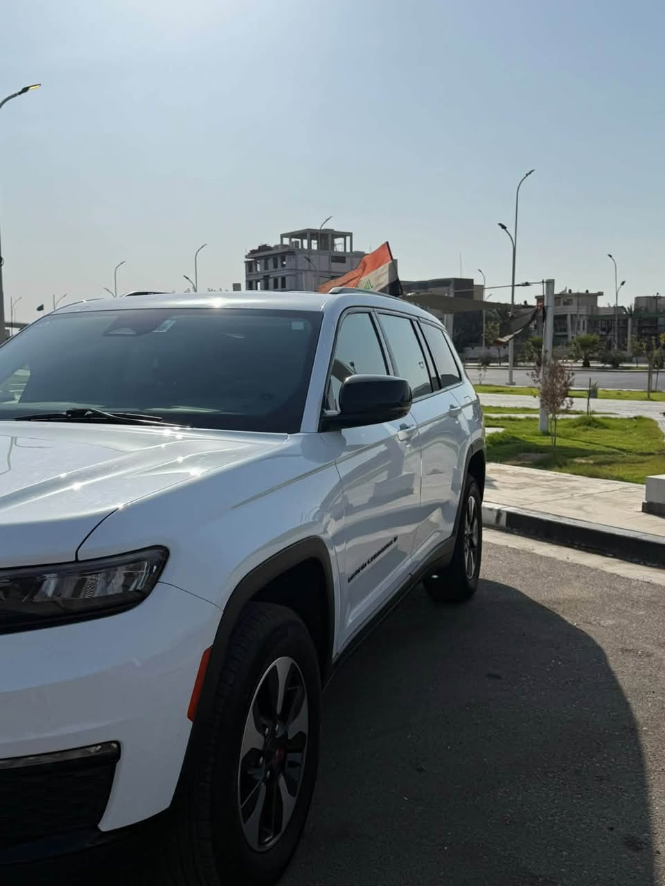 سلام عليكم 
Jeep Grand Cherokee / 2023 
السيارة وارد امريكي كفالة عامة بيها البيبان اربعة وصندوق والبنيك سرقة فقط مفتوحات وراجعين شاديهن لا مبدلات ولا اي شيء مثلهن مشدودات   
لمتد اعلى فئة عدا الفانوراما اليعرفها يعرف تفاصيلها اللتمد 
6 راكب  ، الخلفي VIP منفصل 
داخل جلد اسود 
نضام خرائط العينة والشاشة مترجم عربي ونضام خرائط بل عينه 
ويل 18 مال موديل 2024 
تخم تاير جديد امريكي مشلن اصلي 
السيارة ماشية 45K الف 
السعر 32 الف يعني 320 ورقة وبيها مجال بسيط   عنواني البصرة حي الرسالة للاستفسار ***********
