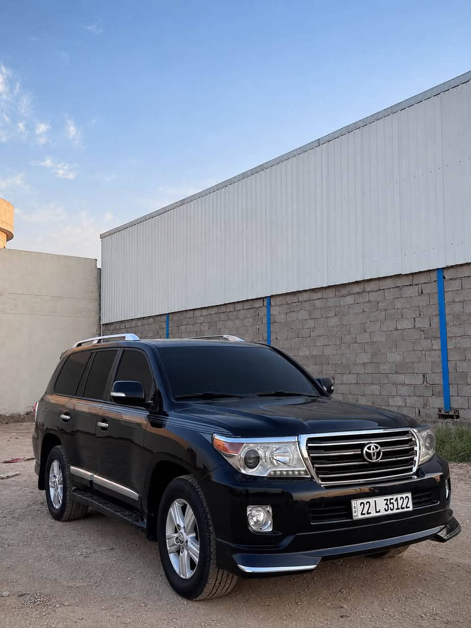 السلام عليكم
1.Land Cruiser
2./2013
3.فطيم جديده 
4.بيها منضومه غاز 
5.بيها جراد ب بنيد، و، جاملغ الايمن بارد فقط، 
6.6V
7.ماشيه 300الف 
العنوان واسط الزبيديه 
***********

