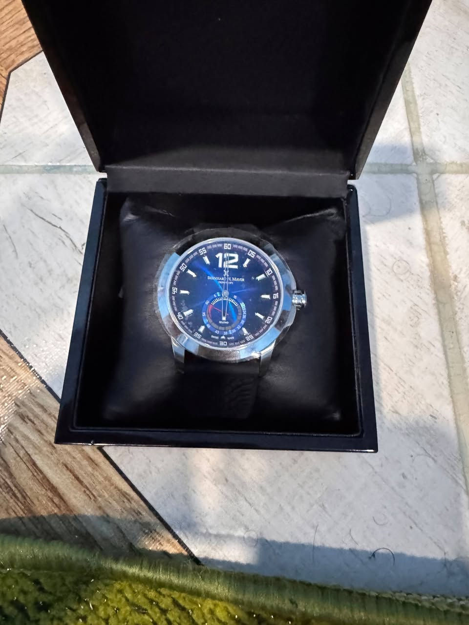 للبيع ساعة Bernhard H. Mayer Drift Watch
ساعة سويسرية أصلية من Bernhard H. Mayer، موديل Drift، رقم الموديل 1111400034.

الساعة نظيفة ومرتبة وتجي كاملة ويا العلبة الأصلية + الكتيب + الملحقات الموجودة بالصور.

🔹 Swiss Made
🔹 مينا أزرق
🔹 ستانلس ستيل
🔹 سوار أسود
🔹 مقاس 44mm
🔹 حركة كوارتز

سعرها بالسوق لنفس موديل Drift يوصل تقريبًا إلى 700–800 دولار .

 

الساعة مثل ما مبين بالصور، وتكدر تفحصها قبل الشراء.

المكان بصره .

للاستفسار مراسلة ***********

