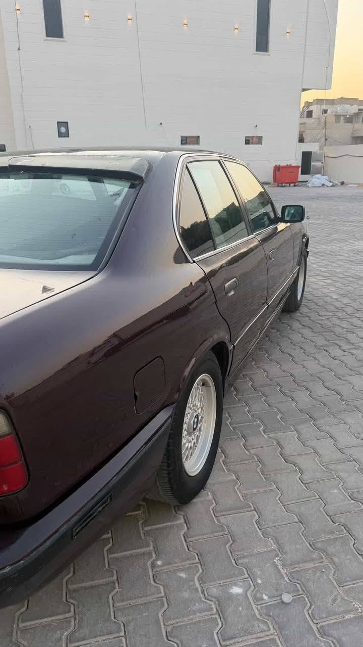 السلام عليكم
بي ام موديل 1991
حجم 520 مكينة كير 525 بالكرتون
سيارة فول مواصفات ماعدة فتحة
جلد تبريد قطعتين
دبل ايرباك
تخم تاير
مكينة وكير تبريد كفالة
عام للجمالية شرط اي ضربة مابيها
مكان سيارة بغداد حي الخضراء
سعر 55 بيها شي بسيط 
للاستفسار الاتصال على الرقم
***********
