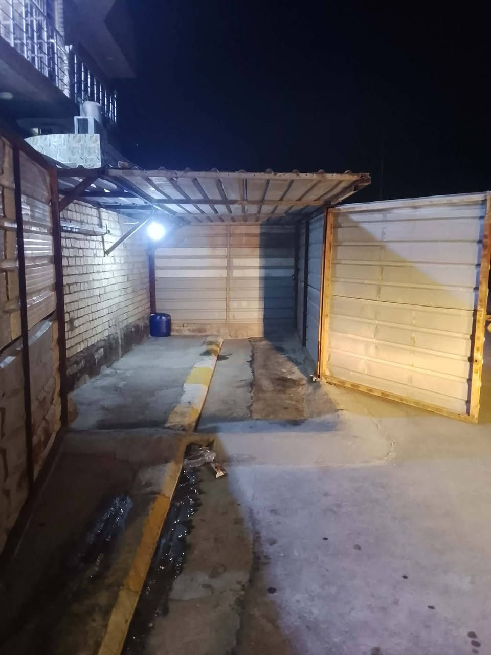 سقيفه طول خمس مترات وعرض تلاثه ونص كله نرمايد تتفصخ كراج سياره ترهم مخزن سعرهه 600 عنوان حي سلام ***********
