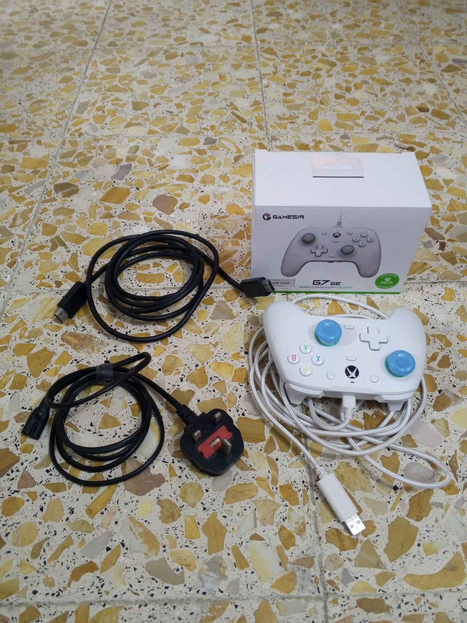 سلام عليكم
اكس بوكس وان اس 1 تيره نضيف لوك ستيكر 
كامل ملحقاتة
كيبل البور كيبل HDMI 
يدة حترافية كيم سير
سماعات 
كيبورد وماوس وتحويله
يو بي اس 
العنوان بغداد سريدات 
الرقم ***********
السعر 300 وبي مجال بسيط
