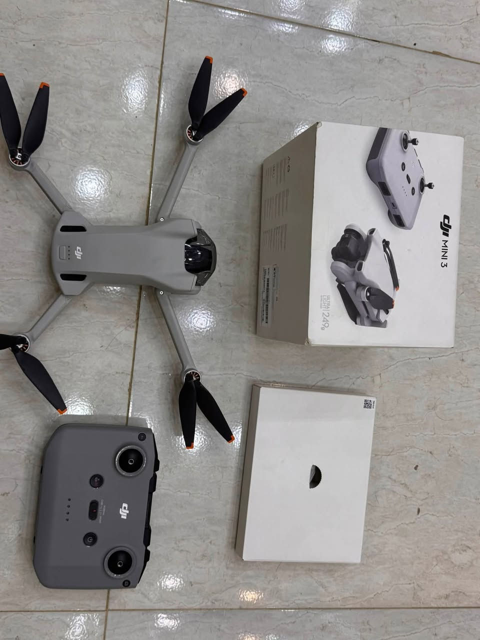 dji mini 3  للبيع
طيارة DJI Mini 3 Combo 🛸

وزنها خفيف اقل من 249g يعني ما تحتاج تسجيل بمعظم الدول

المواصفات العامة

الوزن: 249 غرام

وقت الطيران: 34 دقيقة بالبطارية العادية / 51 دقيقة مع بطارية Plus

مدى التحكم: 12 كم بنظام OcuSync O2

مقاومة الرياح: مستوى 5 - تتحمل رياح 10.7 م/ث

الاستشعار: تحت فقط. مافيها حساسات امامية وخلفية

الكاميرا

الحساس: CMOS 1/1.3 بوصة بدقة 48MP

الفيديو: 4K HDR بحد اقصى 30fps + FHD 60fps

التصوير الليلي: دعم Dual Native ISO

الزوايا: تقدر تصور عمودي "True Vertical Shooting" للتيك توك والريلز

المعالجة: تدعم D-Cinelike للتلوين الاحترافي

الطيران والذكاء الاصطناعي

انظمة الطيران الذكي: QuickShots, FocusTrack, MasterShots

العودة للمنزل: RTH ذكي + تحديد موقع تلقائي

GPS + GLONASS + Galileo

محتويات كومبو DJI Mini 3 Combo

الطيارة DJI Mini 3

جهاز التحكم DJI RC 

3 بطاريات طيران ذكية فقط 1 

3 ازواج مراوح اضافية كبس شركه 

شاحن 

الفرق بين Mini 3 و Mini 3 Pro

|  | **DJI Mini 3** | **DJI Mini 3 Pro** |

| **الحساسات** | سفلية فقط | امامية + خلفية + سفلية |

| **الفيديو** | 4K 30fps | 4K 60fps |

| **التحاشي** | لا يوجد | يوجد APAS 4.0 |

الخلاصة: Mini 3 ممتازة للمبتدئين وصناع المحتوى اللي يريدون طيارة خفيفة + تصوير عمودي + بطارية قوية بسعر اقل من البرو.
مكاني البصره 
سعرها بالخاص او واتساب ***********
