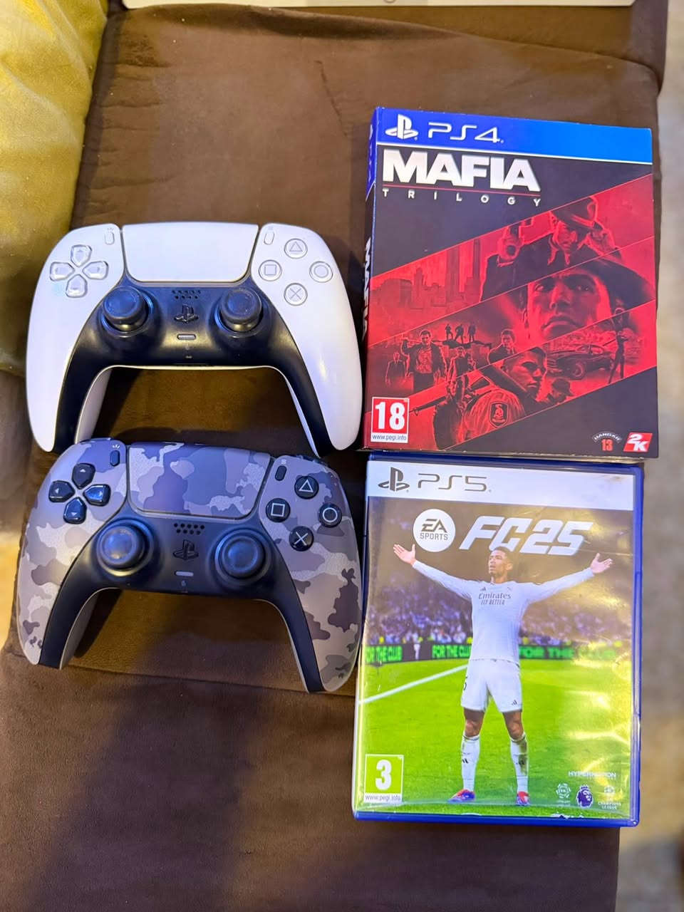 للبيع PS5 Slim إصدار أمريكي 1 تيرا

الجهاز نضيف جداً واستخدام نظيف، بدون فتح أو تصليح.

يجي وياه:

- 4 أقراص: Mafia 1 + Mafia 2 + Mafia 3 + FC25
- جوستك أصلي ويا الجهاز
- جوستك إضافي أصلي Bundle عسكري، مشتريه بـ100 ألف
- قاعدة تبريد
- شحن جوستكات
- حاملة أقراص
- جميع الكيبلات الأصلية: تشغيل، Power، HDMI

يعني الجهاز يجي  ويا جوستكين أصليات وجميع الملحقات.

السعر كامل: 875 ألف، وبية مجال بسيط 
المكان: بغداد
للاستفسار: ***********
