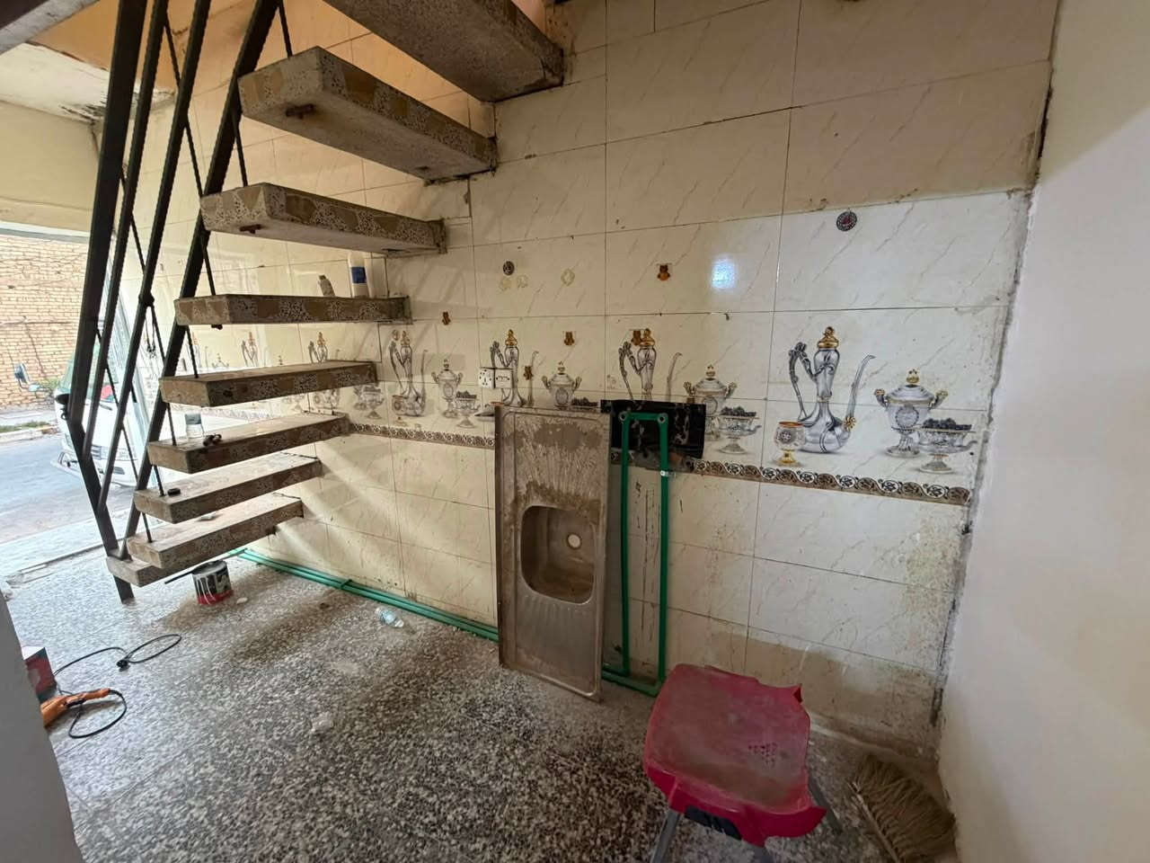 للإيجار
📍 الموقع: حي آور – قرب حسينية المصطفى

🏠 المساحة: 50 م²

يتكون من:

* استقبال
* مطبخ وخدمات
* الطابق الثاني: غرفة

📞 للاستفسار:
مكتب البديري
***********

