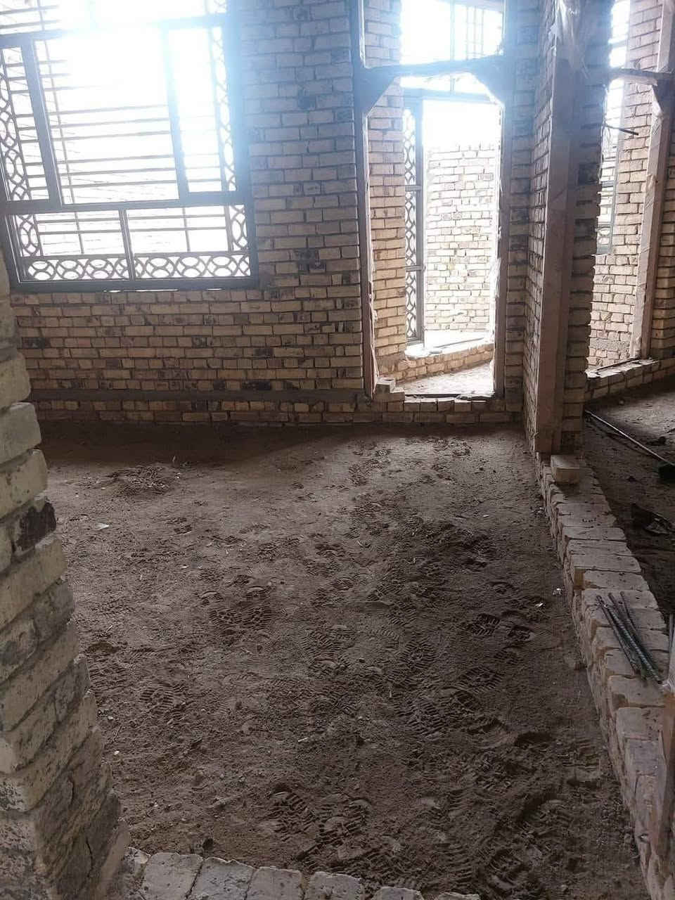 🏠 للبيع هيكل دار — طابو صرف

📍 الموقع: خلف تقية الطيارين
📐 المساحة: 180 م²
🏡 ركن على شارعين
✨ بناء حديث

🔹 الطابق الأرضي:
• صالة
• مطبخ
• استقبال
• كراج
• حمامات داخلية وخارجية
• غرفتين نوم
(بيت بي فضله) 

🔹 الطابق الثاني:
• غرفتين نوم
• صالة
• سطحين
• حمامين سويت داخل الغرف

📄 طابو صرف

📞 للاستفسار والاتصال:
***********
