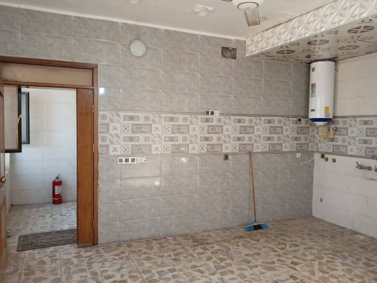 للايجار شقق حديثة في المنصور حي دراغ قرب كليه التراث طابق ثالث تحتوي على غرفه نوم كبيره ٦ *٦ وصاله مطبخ مشترك وصحيات سعر الايجار الشهري ٧٠٠ الف.
للاستفسار الاتصال على الرقم
 *********** بغداد, العراق

نص مكتوب في الصور:
- شقة للإيجار