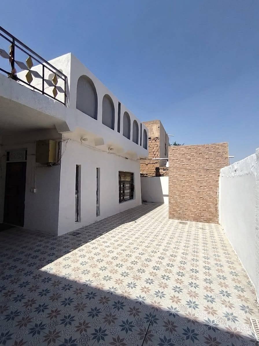 دار البيع طابو صرف المساحة 250 متر طابقين
السعر 218 بي مجال 
العنوان شارع أسواق طيبه 
قرب مدرسه العبير 
كونكريت مسلح 
الواجهة 12 ونص النزال 20
يحتوي الدور على كراج سياره كبير ياخذ سيارتين
ستقبال كبيره صاله كبيره
مطبخ غرفه النوم عدد 2
صحيات داخليه وخارجيه
الطابق الثاني
صاله غرفه نوم عدد 2 كبار
مع سطح عدد2

 ارقم صاحب الدار

***********
