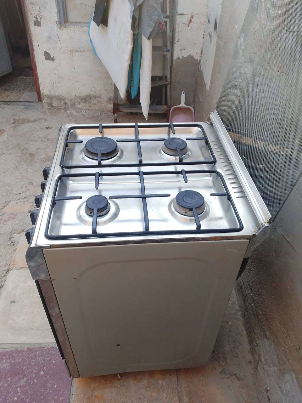 طباخ مصري اربع مشاعل كلش نظيف كله شغال علفحص مكانه نجف حي الرحمه رقم الموبايل ***********
