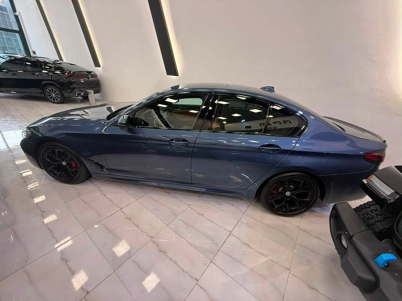 BMW 530i 2023 (M PACKAGE )
((للبيع))
وارد امريكي يوجد فيها 5 قطع صبغ (الضربة من جهة السايق و أضرار الضربة خارجية فقط بدون اي شاصي)
المحرك مكفول من الضرر.
الگير مكفول من الضرر.
ماشية57 الف كيلو .
تخم داير دنلوب اصلي.
السيارة ماتحتاج اي نقوصات جاهزة وكاملة ومصروف عليها 
المواصفات :
* المحرك: 4 سلندر تيربو سعة 2.0 لتر (TwinPower Turbo).
* القوة: 248 حصان.
* العزم: 350 نيوتن.متر.
* ناقل الحركة: أوتوماتيك 8 سرعات Steptronic.
تجهيزات M Package
* صدامات أمامية وخلفية بتصميم M الرياضي.
* جنوط M قياس 19 إنش.
* مقود M رياضي مكسو بالجلد.
* نظام تعليق M Sport.
* توجيه رياضي (Variable Sport Steering).
* تطعيمات Shadowline سوداء حول النوافذ.
* عتبات وأجزاء خارجية بتصميم M Sport. 
الداخلية
* شاشة عدادات رقمية 12.3 إنش.
* شاشة وسطية 12.3 إنش تعمل بنظام iDrive.
* دعم Apple CarPlay وAndroid Auto.
* تشغيل بالبصمة (زر Start/Stop).
* مقاعد كهربائية مع حفظ للذاكرة.
* إضاءة داخلية محيطية (Ambient Lighting).
* شاحن لاسلكي.
* نظام صوتي HiFi أو Harman Kardon . 
أنظمة الأمان
* مثبت سرعة.
* تحذير الاصطدام الأمامي مع الكبح التلقائي.
* حساسات أمامية وخلفية.
* كاميرا خلفية.
* مراقبة النقطة العمياء .
* المحافظة على المسار .
الي يحب يستفسر يتصل على هذا الرقم وأهلاً وسهلاً بي
***********
