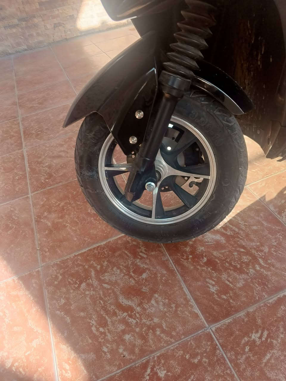 السلام عليكم عندي دراجه شحن نوع سكنس  BENOO موديل 2025 دراجه فول ما بيها اي نقص دراجه تجي بها نظام قفل سرقه دراجه 6 بطاريات كبار 32 امبير الوحده تمشيك من 70 الى 80 كيلو دراجه ملف 2000 سرعتها 88 حقيقي 60 دراجه اللي بها صندوق ضوء علي ناصي هورن اشاير يمنه كل شيء شغال زوج تواير جدد ويل حجم 12 رياضي يعني دراجه مال مسافات بعيده وقريبه وين مكان توديك شاشه ديجيتال تقرا الاعطال والسرعه وكل شيء والمسافه بريكات هيدروليك ديسك امامي خلفي دراجه كامله على اخر حبايه السعر 650 وبيه مجال حك الجيه مكاني بغداد جانب الكرخ للاستفسار الاتصال على الرقم التالي *********** بي واتساب
