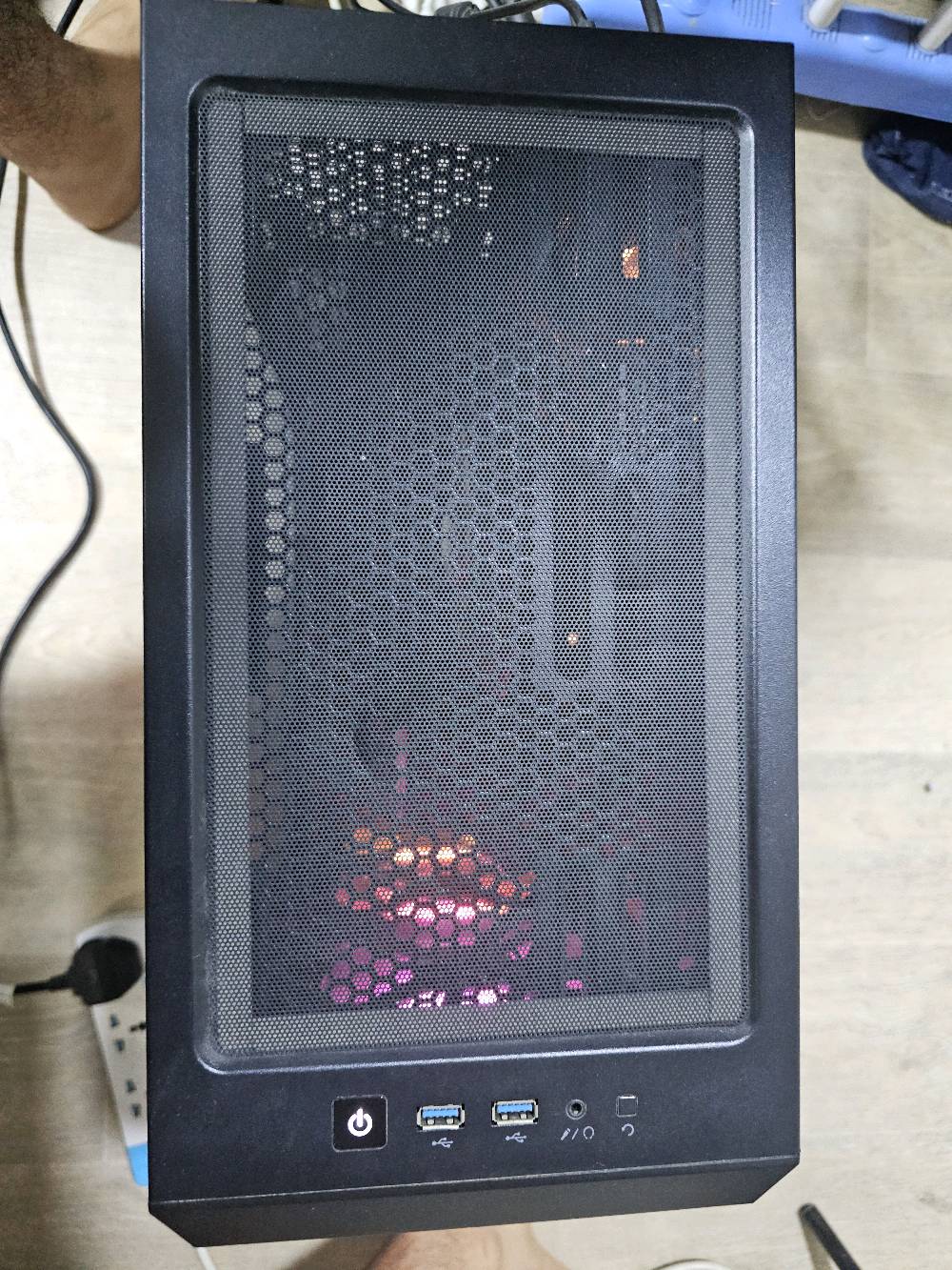 Pc كيمينج مستعمل للبيع تريد ادزلكيا توصيل او انت تزورني وتشوفه رقم الواتساب *********** 
او تراسلني خاص السعر 850 الف وبي مجال المواصفات بلصور مكاني بغداد