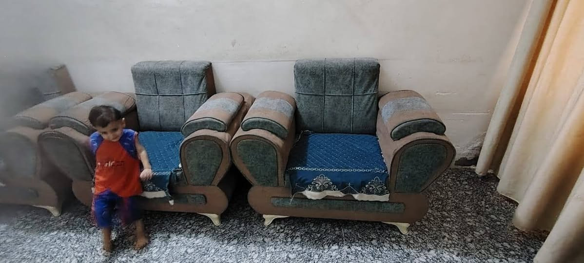 السلام عليكم تخم للبيع عشر مقاعد وست كوشات للبيع بس الكبار الثنين بيهن ضرر لباقي نضيف سعره ٢٥٠ // ***********
