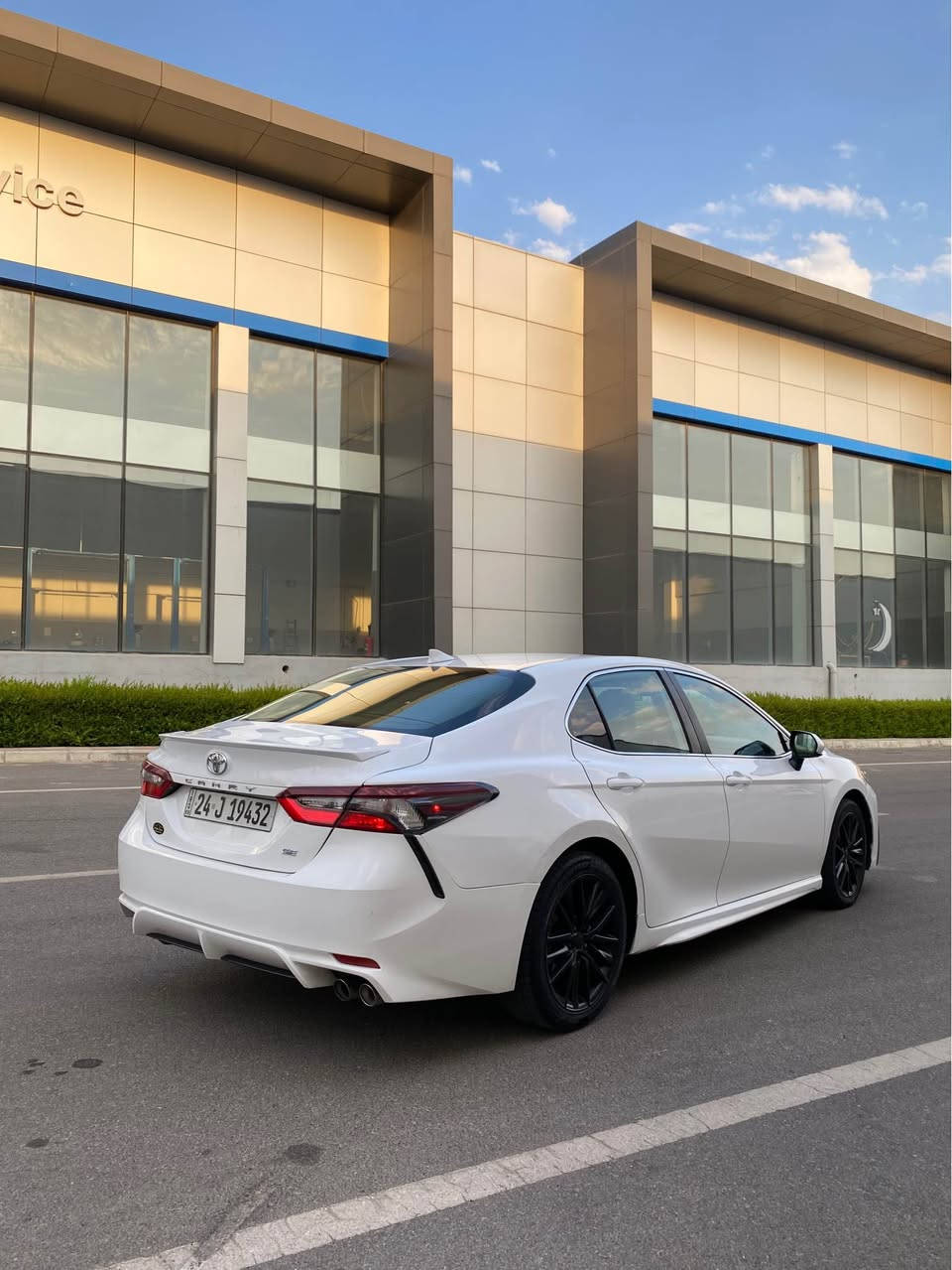Toyota Camry SE 2021 
سيارة مواصفات se سبورت 
ماشية ٨٦ الف ميل 
سيارة نظيفة كير و محرك شرط نظيفين 
تحويل و وكالة غرامات شرط 
ضررها الحادث من وره بيها شبر داخل 
و البجم كبس ما فاتحة برغي 
و بدون ارباكات ما مفتوحة 
سعرها بلاشش بلاش بدون معاملة 
١٧٥$ ورقـــة و مجال خفيف 
و رقم شاصي و سونار موجود 
للمزيد من المعلومات اتصل على هذا الرقم 
كورك-واتساب
(***********) سميل, دهوك
