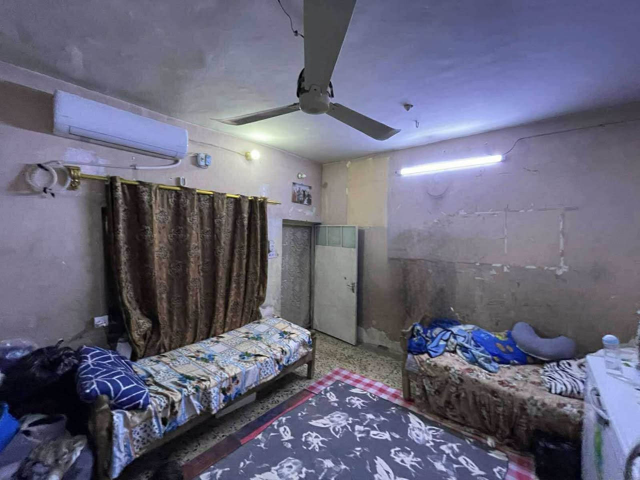 بيت مساحة 144 مدينة الصدر شارع الفلاح قطاع 40 يحتوي استقبال وطارمة وهول 4 غرف نوم مطبخ عدد2 حمام 3 بناء تسعينات ***********
