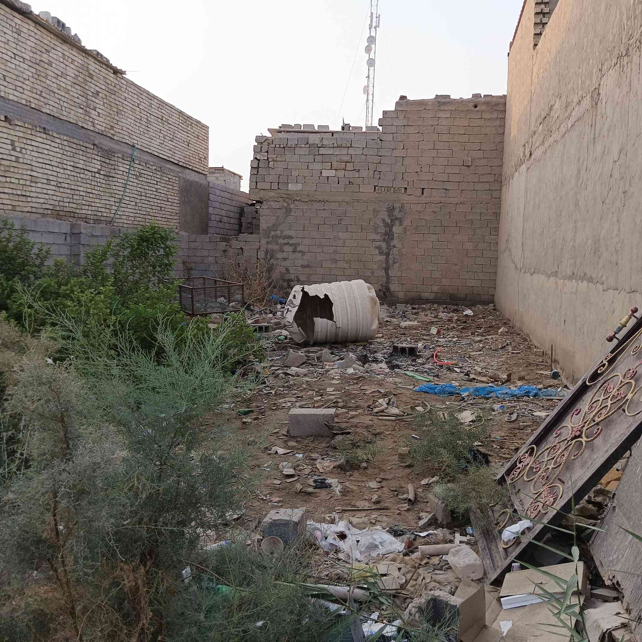 السلام عليكم قطعه للبيع نهايته شارع 60 ماي وكهرباء موجوده بيه مساحه 180 متر السعر خاص او اتصال ***********
